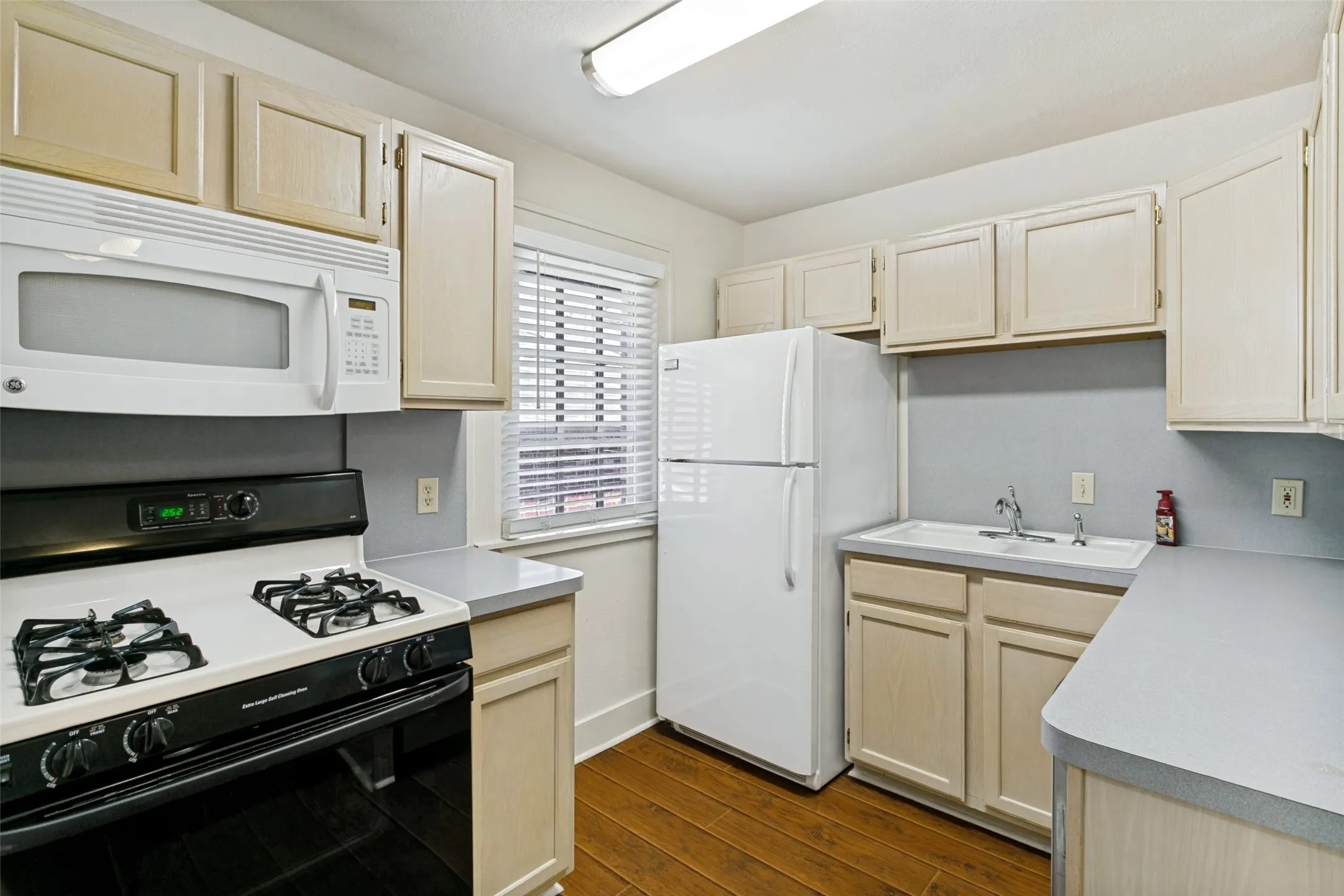 Apartment For Rent in Tarrant County , 3951 Lafayette Avenue, Fort Worth, Texas 76107, 1 Bedroom, 1 Bathroom, Garage spaces, 970 Sqft, built in 1945, mls#21314925, Real Estate Agent in Fort Worth, Homes For Rent in Tarrant county, Homes For Rent in Fort Worth, Realtor in Fort Worth Texas, Real Estate Brokerage Independent Realty Texas, Luminita Cordes Realtor