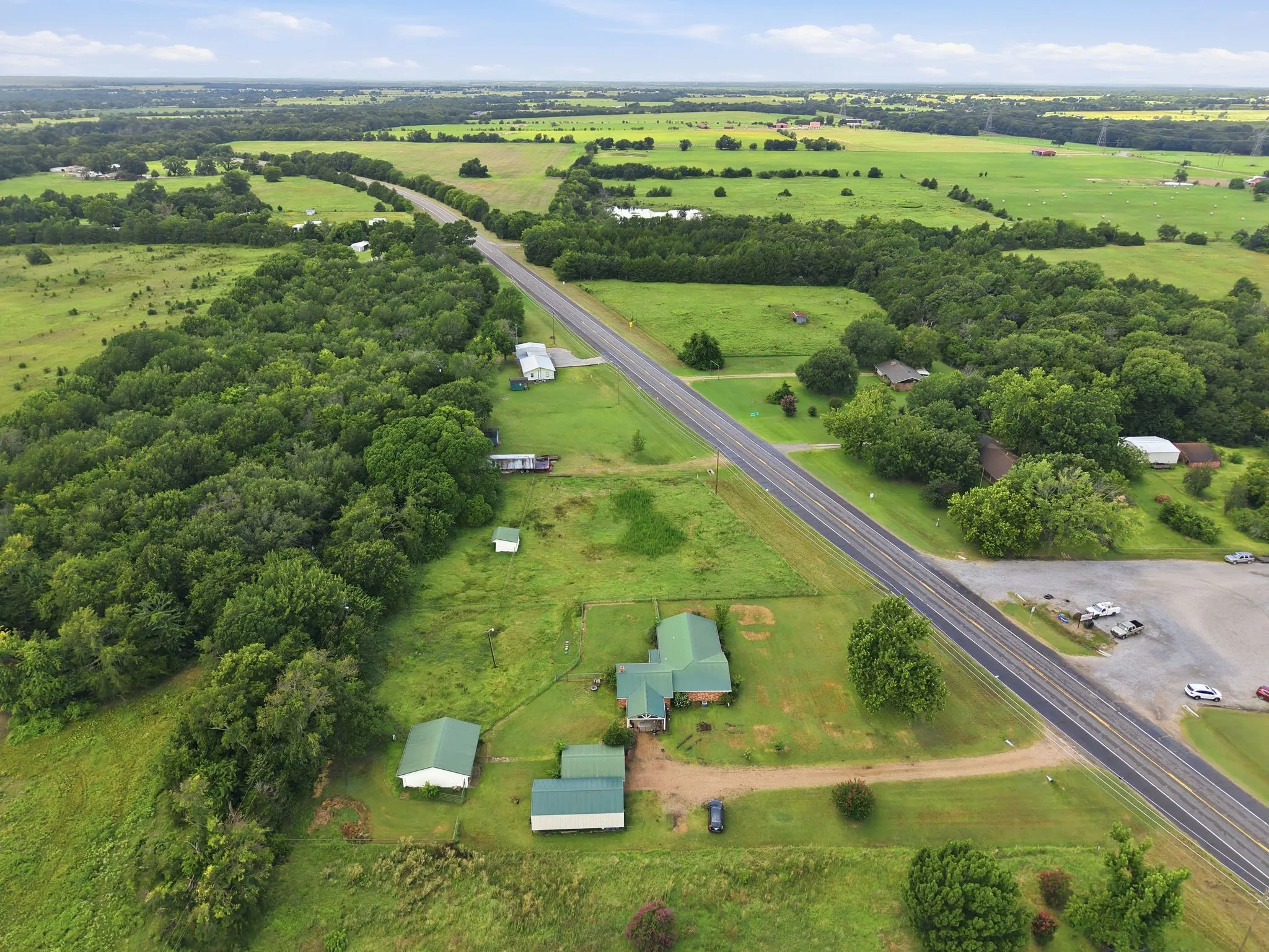 Single Family Residence For Sale in Fannin County , 4574 N State Highway 121, Bonham, Texas 75418, 3 Bedroom, 2 Bathroom, Garage spaces, 2,005 Sqft, built in 1971, mls#21313853, Real Estate Agent in Bonham, Homes For Sale in Fannin county, Homes For Sale in Bonham, Realtor in Bonham Texas, Real Estate Brokerage Independent Realty Texas, Luminita Cordes Realtor