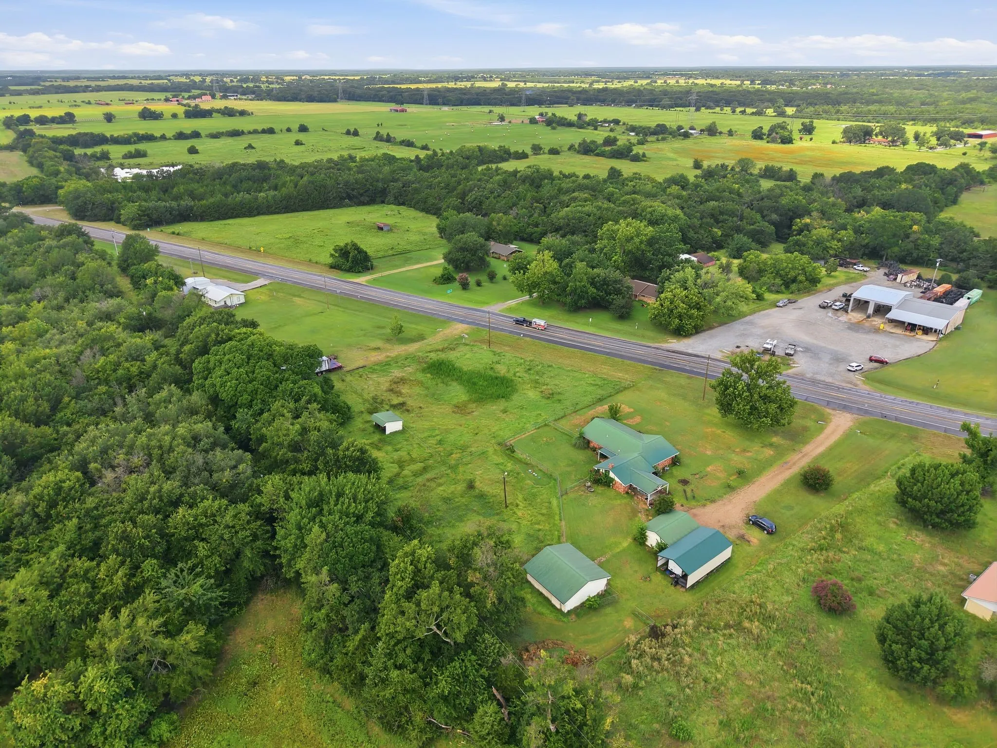 Single Family Residence For Sale in Fannin County , 4574 N State Highway 121, Bonham, Texas 75418, 3 Bedroom, 2 Bathroom, Garage spaces, 2,005 Sqft, built in 1971, mls#21313853, Real Estate Agent in Bonham, Homes For Sale in Fannin county, Homes For Sale in Bonham, Realtor in Bonham Texas, Real Estate Brokerage Independent Realty Texas, Luminita Cordes Realtor