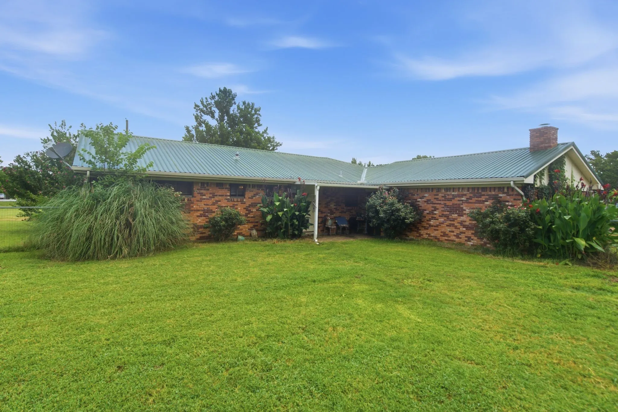 Single Family Residence For Sale in Fannin County , 4574 N State Highway 121, Bonham, Texas 75418, 3 Bedroom, 2 Bathroom, Garage spaces, 2,005 Sqft, built in 1971, mls#21313853, Real Estate Agent in Bonham, Homes For Sale in Fannin county, Homes For Sale in Bonham, Realtor in Bonham Texas, Real Estate Brokerage Independent Realty Texas, Luminita Cordes Realtor