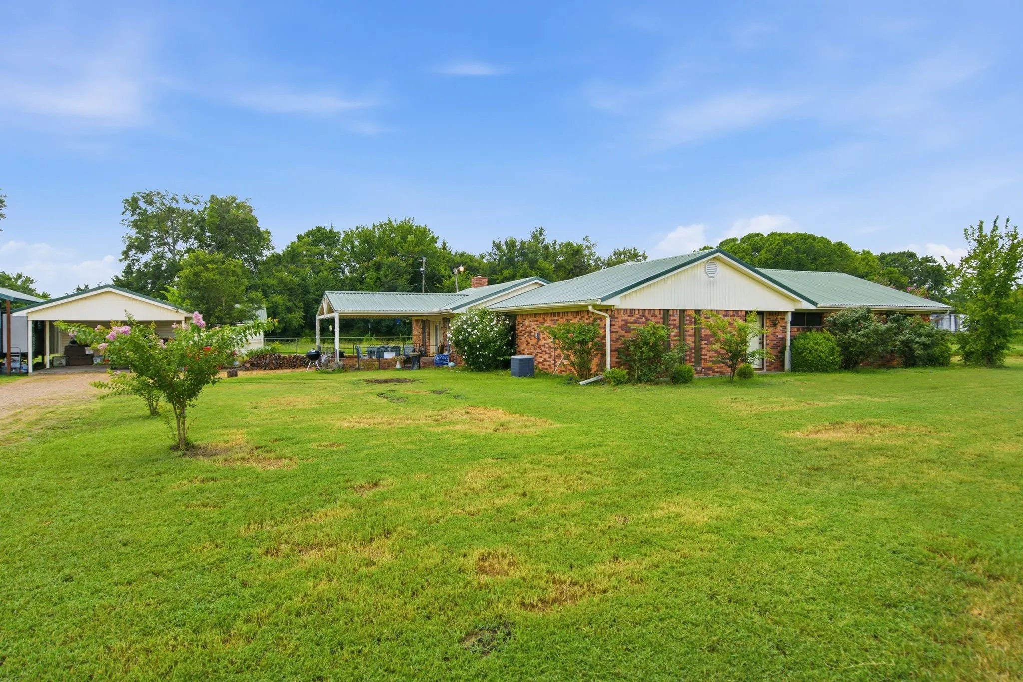 Single Family Residence For Sale in Fannin County , 4574 N State Highway 121, Bonham, Texas 75418, 3 Bedroom, 2 Bathroom, Garage spaces, 2,005 Sqft, built in 1971, mls#21313853, Real Estate Agent in Bonham, Homes For Sale in Fannin county, Homes For Sale in Bonham, Realtor in Bonham Texas, Real Estate Brokerage Independent Realty Texas, Luminita Cordes Realtor