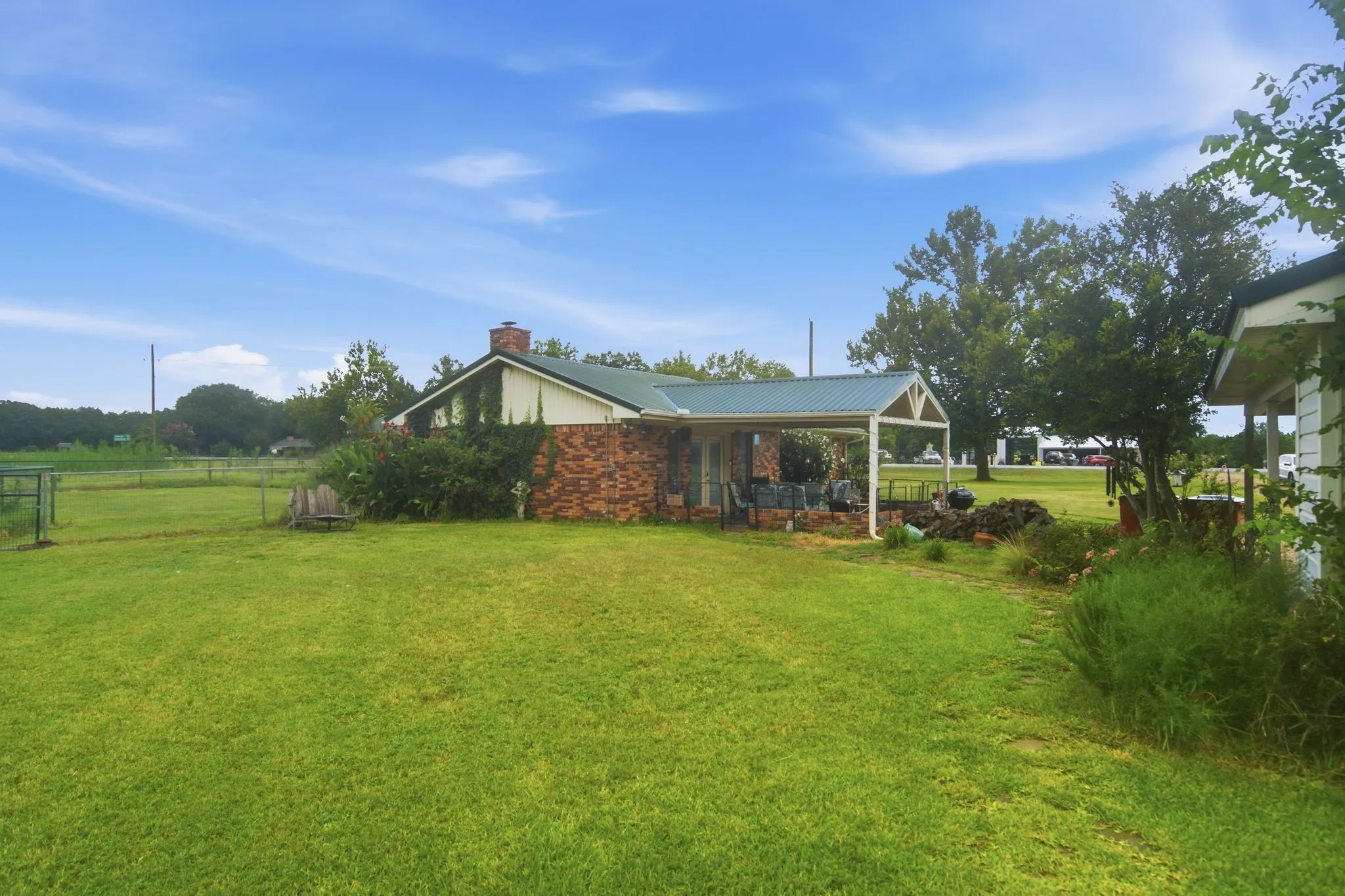 Single Family Residence For Sale in Fannin County , 4574 N State Highway 121, Bonham, Texas 75418, 3 Bedroom, 2 Bathroom, Garage spaces, 2,005 Sqft, built in 1971, mls#21313853, Real Estate Agent in Bonham, Homes For Sale in Fannin county, Homes For Sale in Bonham, Realtor in Bonham Texas, Real Estate Brokerage Independent Realty Texas, Luminita Cordes Realtor