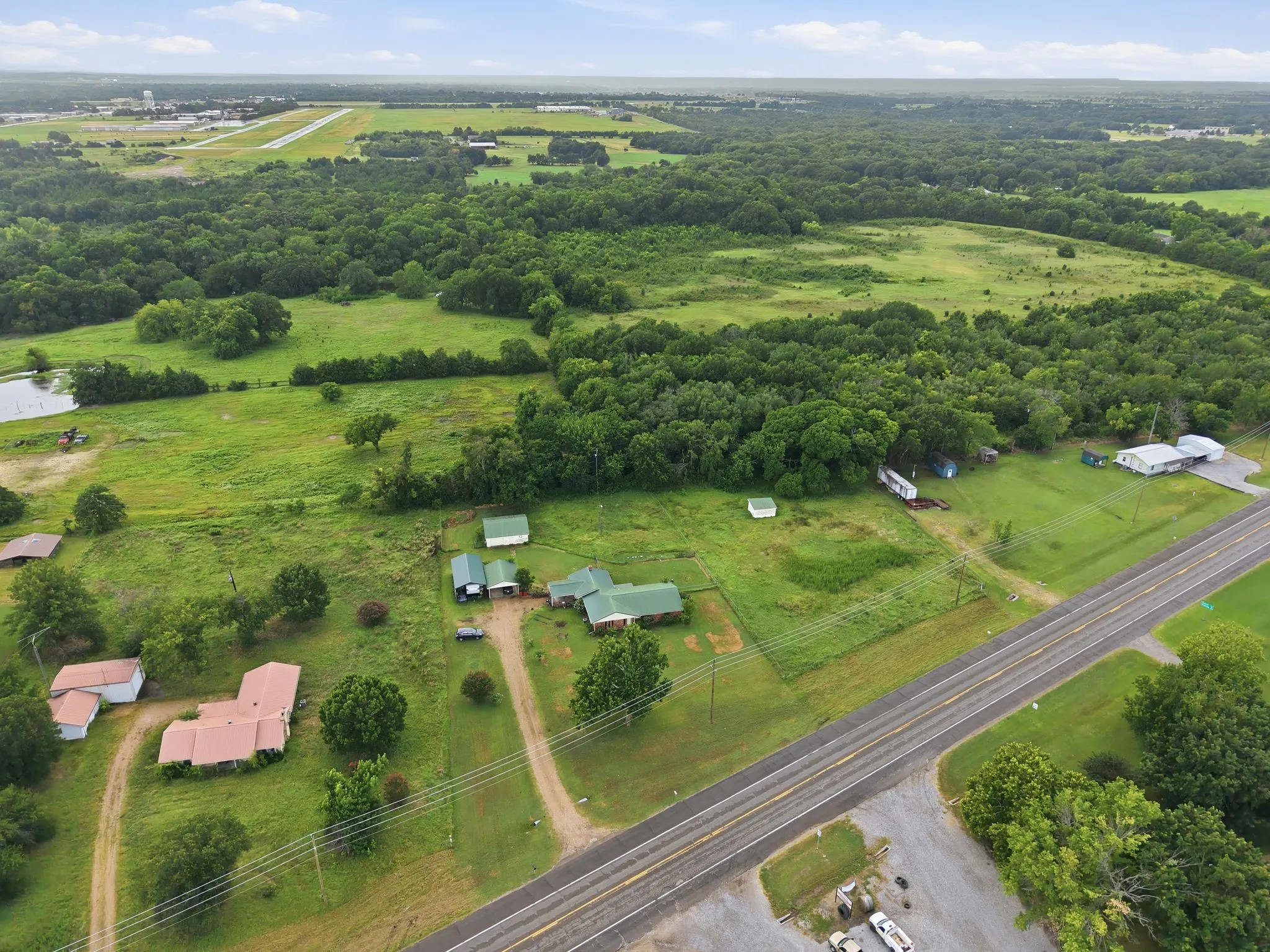 Single Family Residence For Sale in Fannin County , 4574 N State Highway 121, Bonham, Texas 75418, 3 Bedroom, 2 Bathroom, Garage spaces, 2,005 Sqft, built in 1971, mls#21313853, Real Estate Agent in Bonham, Homes For Sale in Fannin county, Homes For Sale in Bonham, Realtor in Bonham Texas, Real Estate Brokerage Independent Realty Texas, Luminita Cordes Realtor