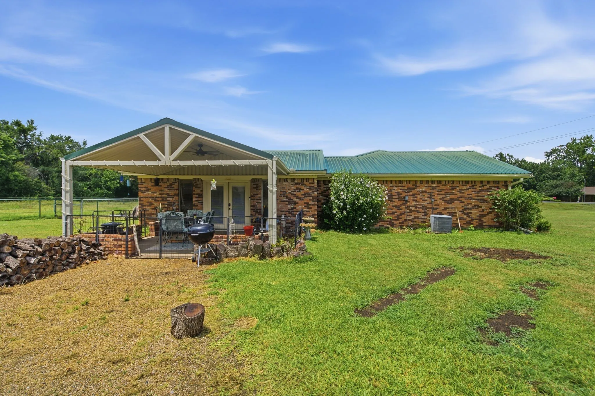 Single Family Residence For Sale in Fannin County , 4574 N State Highway 121, Bonham, Texas 75418, 3 Bedroom, 2 Bathroom, Garage spaces, 2,005 Sqft, built in 1971, mls#21313853, Real Estate Agent in Bonham, Homes For Sale in Fannin county, Homes For Sale in Bonham, Realtor in Bonham Texas, Real Estate Brokerage Independent Realty Texas, Luminita Cordes Realtor