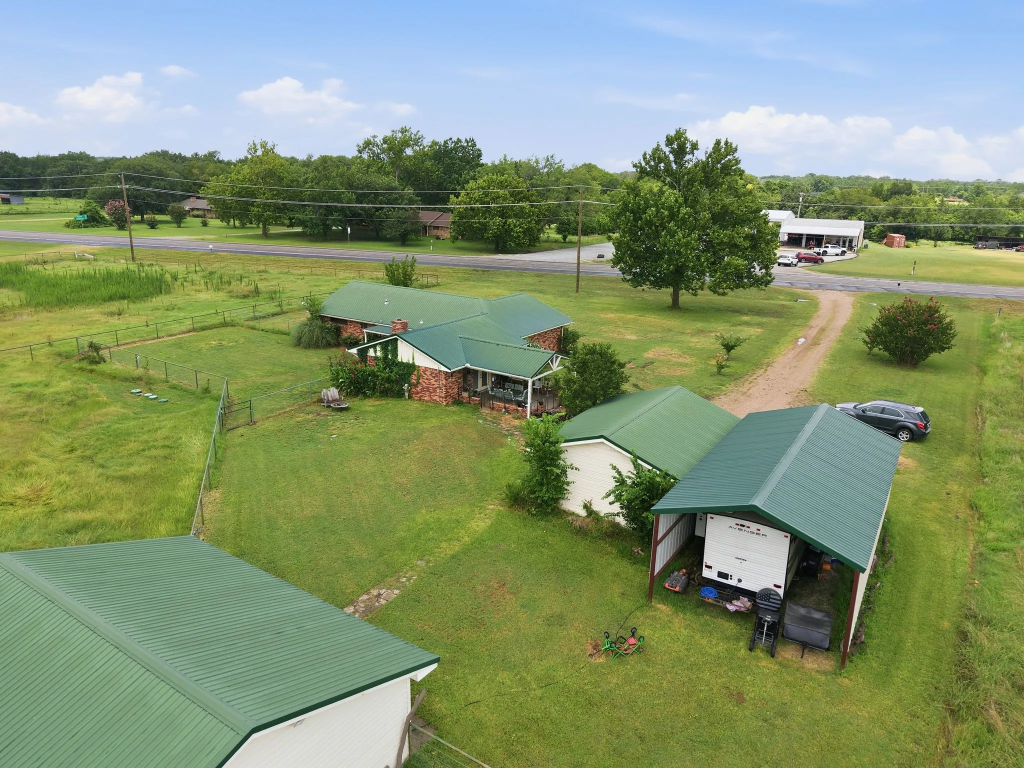 Single Family Residence For Sale in Fannin County , 4574 N State Highway 121, Bonham, Texas 75418, 3 Bedroom, 2 Bathroom, Garage spaces, 2,005 Sqft, built in 1971, mls#21313853, Real Estate Agent in Bonham, Homes For Sale in Fannin county, Homes For Sale in Bonham, Realtor in Bonham Texas, Real Estate Brokerage Independent Realty Texas, Luminita Cordes Realtor