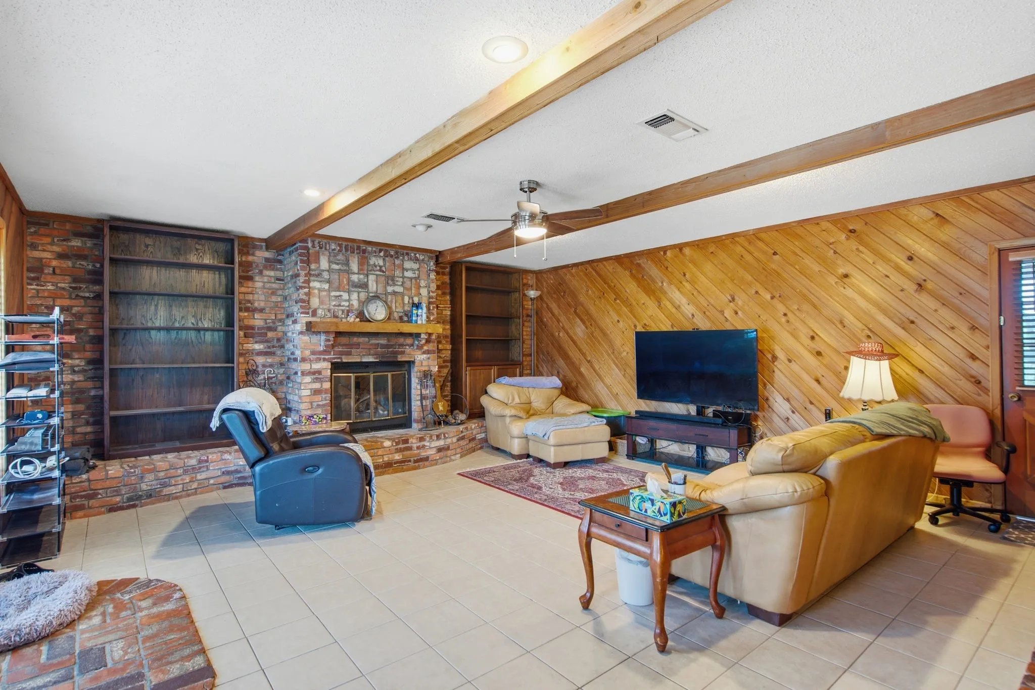 Single Family Residence For Sale in Fannin County , 4574 N State Highway 121, Bonham, Texas 75418, 3 Bedroom, 2 Bathroom, Garage spaces, 2,005 Sqft, built in 1971, mls#21313853, Real Estate Agent in Bonham, Homes For Sale in Fannin county, Homes For Sale in Bonham, Realtor in Bonham Texas, Real Estate Brokerage Independent Realty Texas, Luminita Cordes Realtor