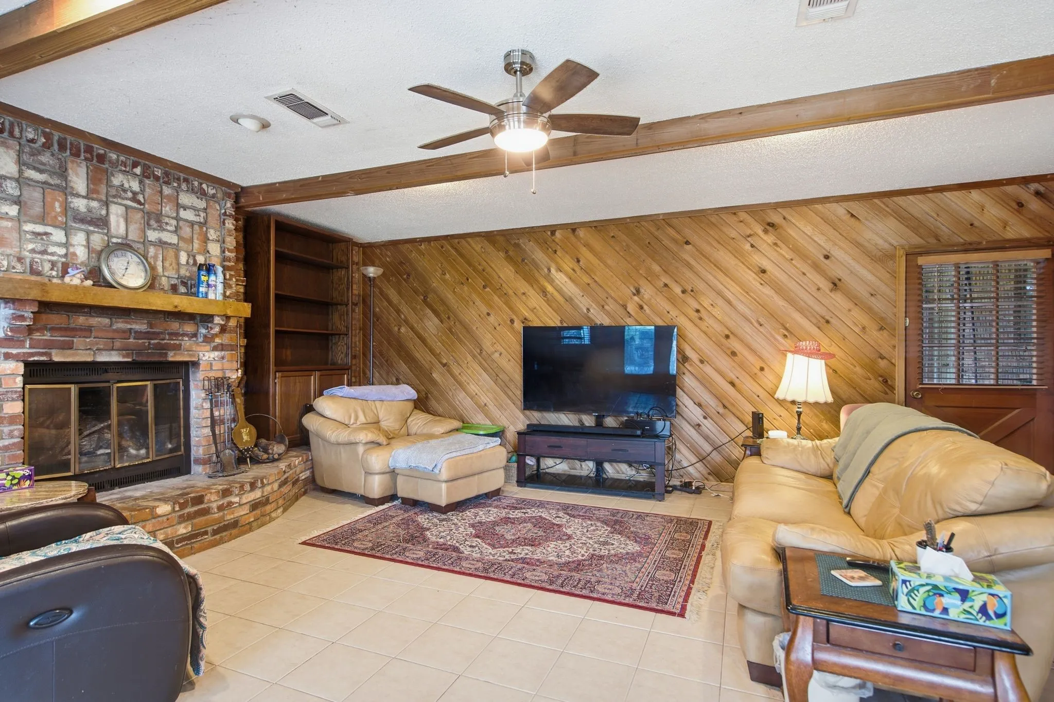 Single Family Residence For Sale in Fannin County , 4574 N State Highway 121, Bonham, Texas 75418, 3 Bedroom, 2 Bathroom, Garage spaces, 2,005 Sqft, built in 1971, mls#21313853, Real Estate Agent in Bonham, Homes For Sale in Fannin county, Homes For Sale in Bonham, Realtor in Bonham Texas, Real Estate Brokerage Independent Realty Texas, Luminita Cordes Realtor