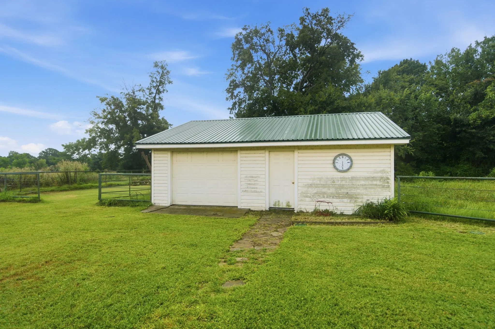 Single Family Residence For Sale in Fannin County , 4574 N State Highway 121, Bonham, Texas 75418, 3 Bedroom, 2 Bathroom, Garage spaces, 2,005 Sqft, built in 1971, mls#21313853, Real Estate Agent in Bonham, Homes For Sale in Fannin county, Homes For Sale in Bonham, Realtor in Bonham Texas, Real Estate Brokerage Independent Realty Texas, Luminita Cordes Realtor