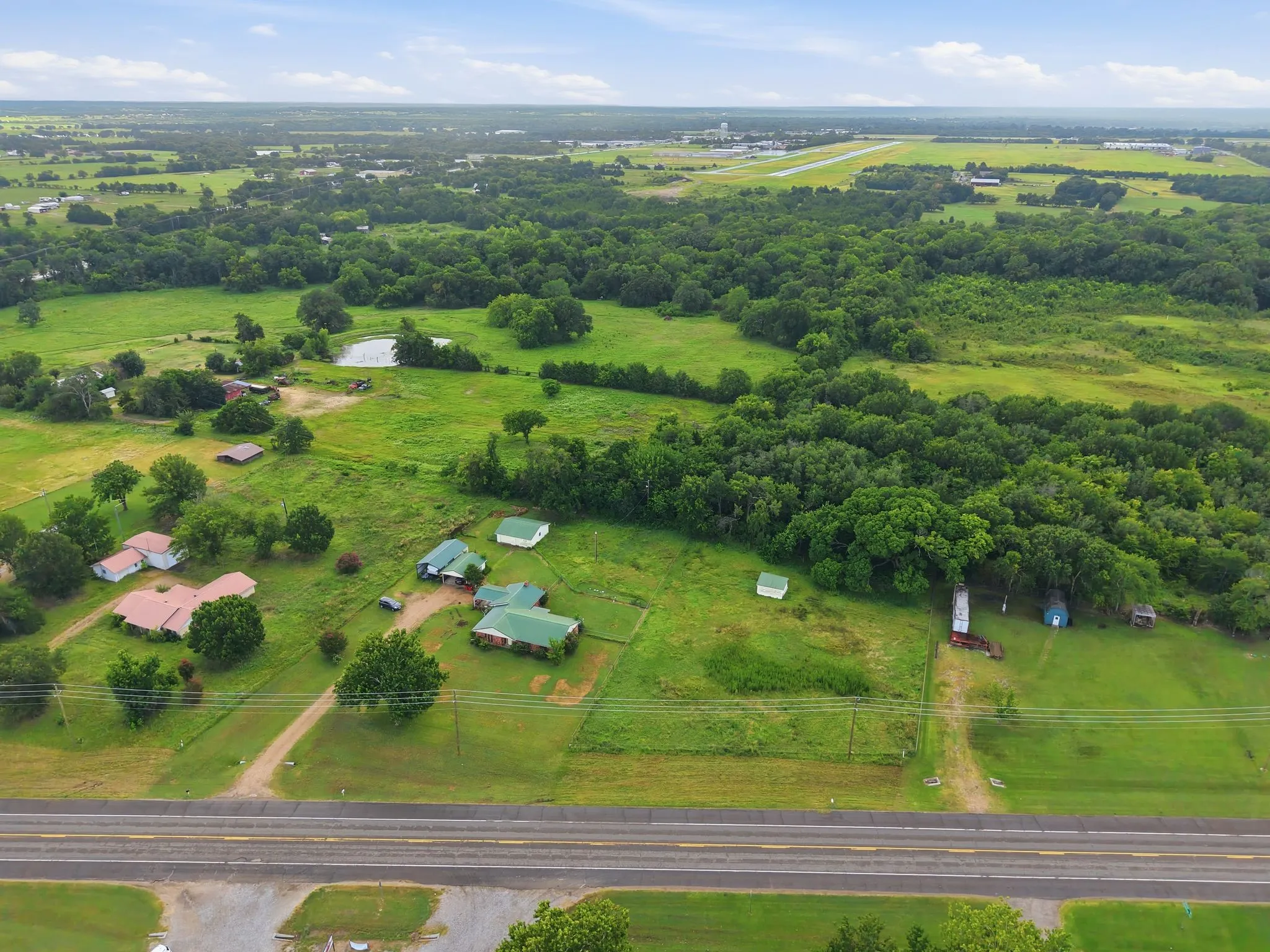 Single Family Residence For Sale in Fannin County , 4574 N State Highway 121, Bonham, Texas 75418, 3 Bedroom, 2 Bathroom, Garage spaces, 2,005 Sqft, built in 1971, mls#21313853, Real Estate Agent in Bonham, Homes For Sale in Fannin county, Homes For Sale in Bonham, Realtor in Bonham Texas, Real Estate Brokerage Independent Realty Texas, Luminita Cordes Realtor
