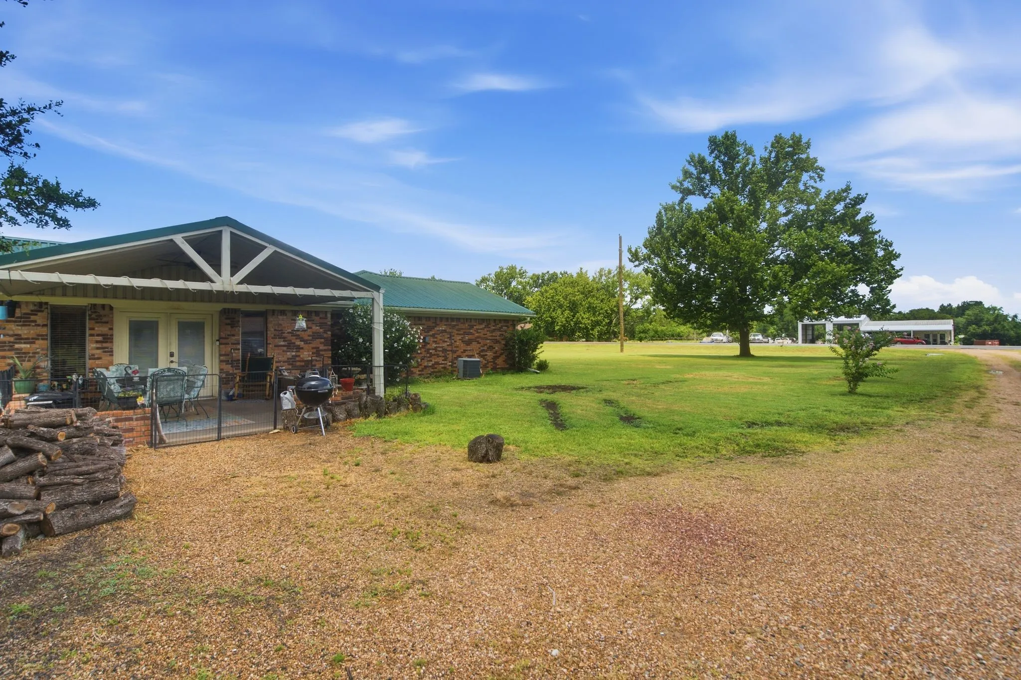 Single Family Residence For Sale in Fannin County , 4574 N State Highway 121, Bonham, Texas 75418, 3 Bedroom, 2 Bathroom, Garage spaces, 2,005 Sqft, built in 1971, mls#21313853, Real Estate Agent in Bonham, Homes For Sale in Fannin county, Homes For Sale in Bonham, Realtor in Bonham Texas, Real Estate Brokerage Independent Realty Texas, Luminita Cordes Realtor