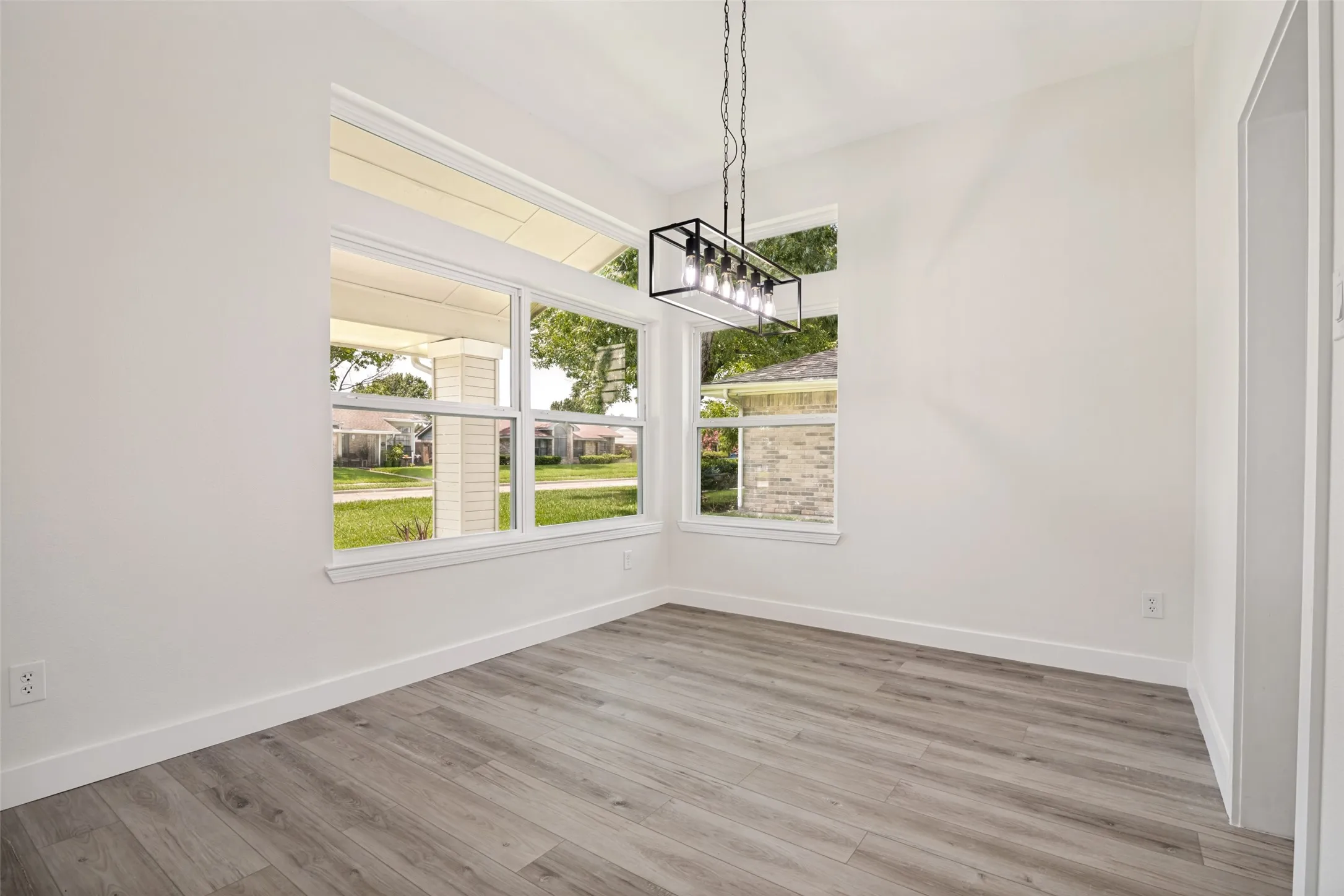 Single Family Residence For Sale in Dallas County , 113 Country View Lane, Garland, Texas 75043, 3 Bedroom, 2 Bathroom, 2 Garage spaces, 1,723 Sqft, built in 1984, mls#21315012, Real Estate Agent in Garland, Homes For Sale in Dallas county, Homes For Sale in Garland, Realtor in Garland Texas, Real Estate Brokerage Independent Realty Texas, Luminita Cordes Realtor