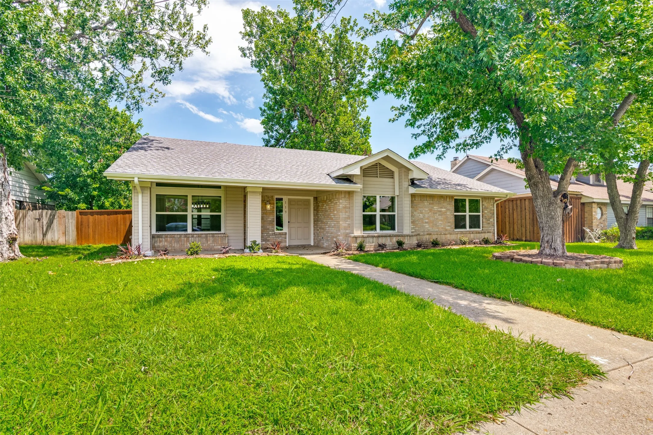 Single Family Residence For Sale in Dallas County , 113 Country View Lane, Garland, Texas 75043, 3 Bedroom, 2 Bathroom, 2 Garage spaces, 1,723 Sqft, built in 1984, mls#21315012, Real Estate Agent in Garland, Homes For Sale in Dallas county, Homes For Sale in Garland, Realtor in Garland Texas, Real Estate Brokerage Independent Realty Texas, Luminita Cordes Realtor