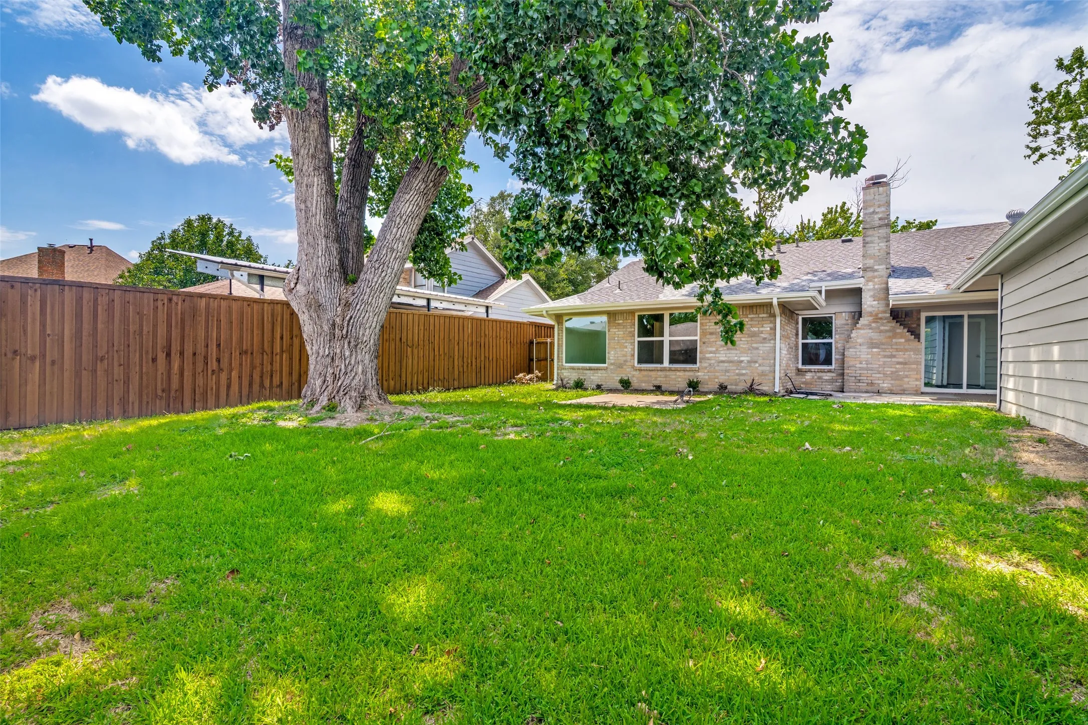 Single Family Residence For Sale in Dallas County , 113 Country View Lane, Garland, Texas 75043, 3 Bedroom, 2 Bathroom, 2 Garage spaces, 1,723 Sqft, built in 1984, mls#21315012, Real Estate Agent in Garland, Homes For Sale in Dallas county, Homes For Sale in Garland, Realtor in Garland Texas, Real Estate Brokerage Independent Realty Texas, Luminita Cordes Realtor