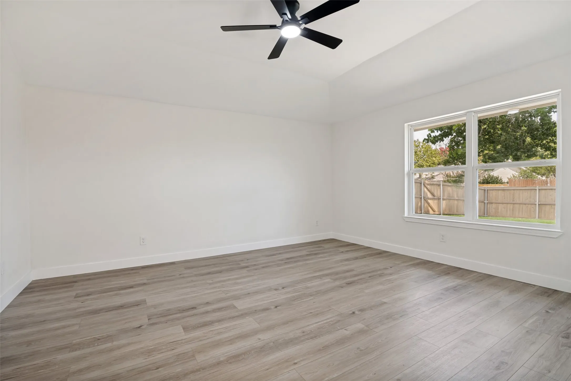 Single Family Residence For Sale in Dallas County , 113 Country View Lane, Garland, Texas 75043, 3 Bedroom, 2 Bathroom, 2 Garage spaces, 1,723 Sqft, built in 1984, mls#21315012, Real Estate Agent in Garland, Homes For Sale in Dallas county, Homes For Sale in Garland, Realtor in Garland Texas, Real Estate Brokerage Independent Realty Texas, Luminita Cordes Realtor