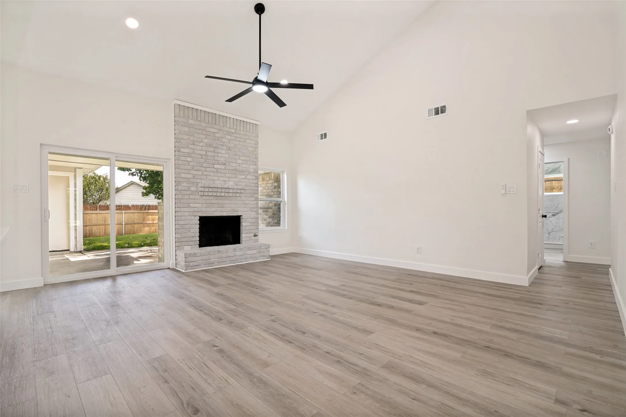 Single Family Residence For Sale in Dallas County , 113 Country View Lane, Garland, Texas 75043, 3 Bedroom, 2 Bathroom, 2 Garage spaces, 1,723 Sqft, built in 1984, mls#21315012, Real Estate Agent in Garland, Homes For Sale in Dallas county, Homes For Sale in Garland, Realtor in Garland Texas, Real Estate Brokerage Independent Realty Texas, Luminita Cordes Realtor