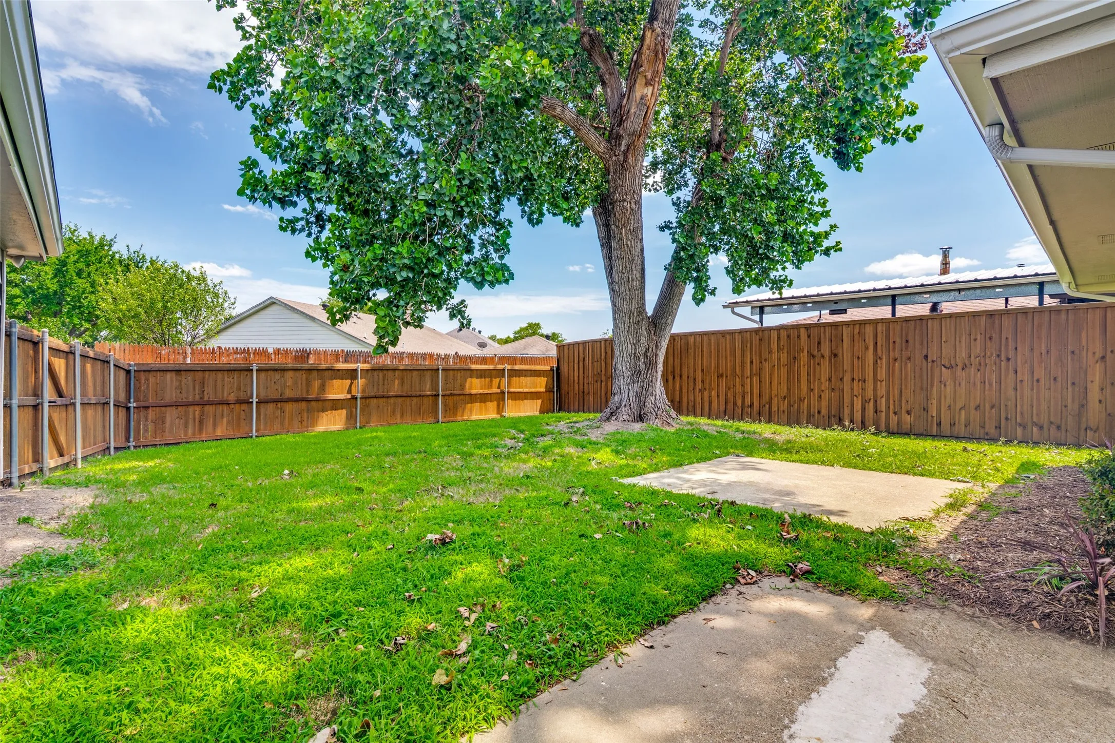 Single Family Residence For Sale in Dallas County , 113 Country View Lane, Garland, Texas 75043, 3 Bedroom, 2 Bathroom, 2 Garage spaces, 1,723 Sqft, built in 1984, mls#21315012, Real Estate Agent in Garland, Homes For Sale in Dallas county, Homes For Sale in Garland, Realtor in Garland Texas, Real Estate Brokerage Independent Realty Texas, Luminita Cordes Realtor