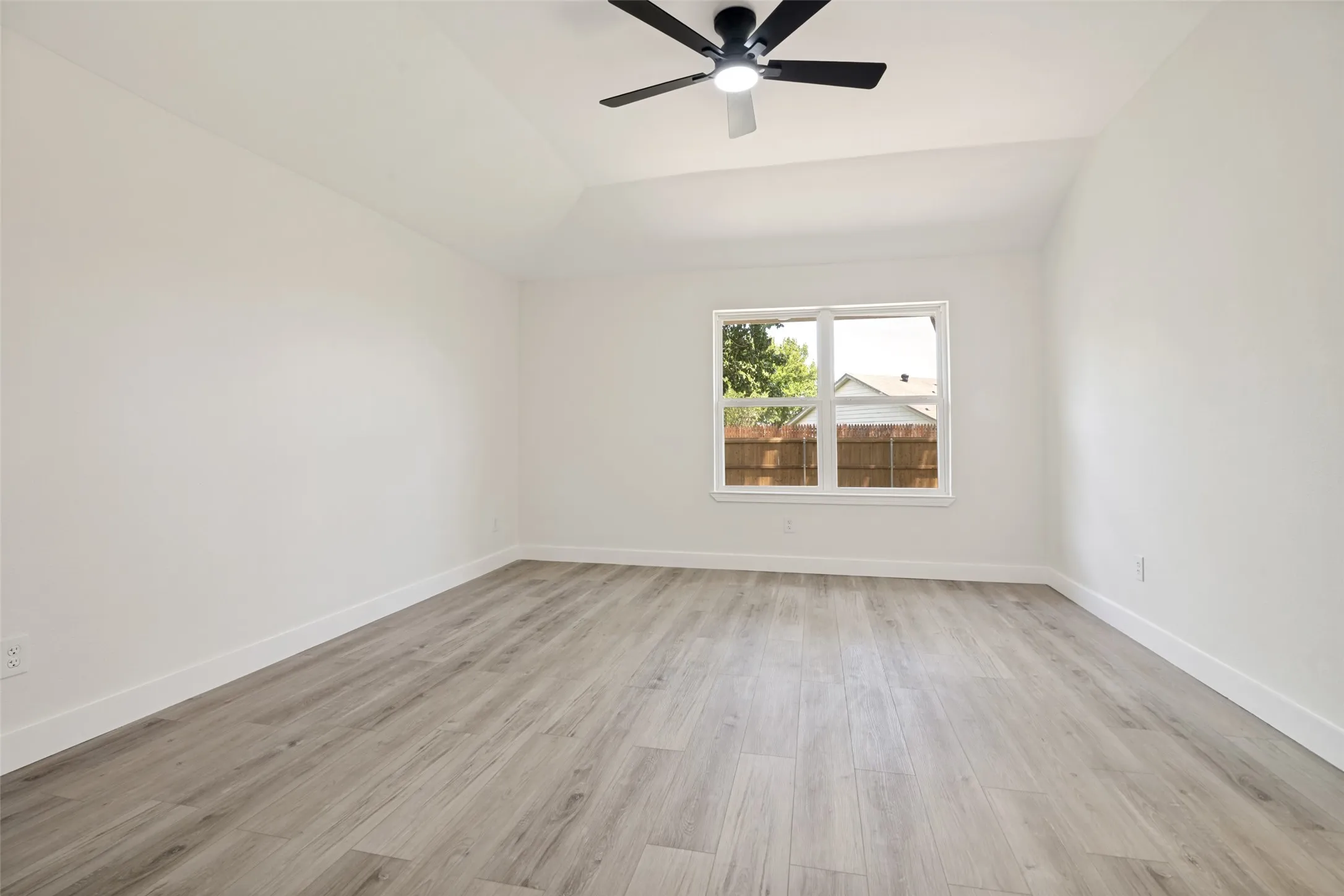 Single Family Residence For Sale in Dallas County , 113 Country View Lane, Garland, Texas 75043, 3 Bedroom, 2 Bathroom, 2 Garage spaces, 1,723 Sqft, built in 1984, mls#21315012, Real Estate Agent in Garland, Homes For Sale in Dallas county, Homes For Sale in Garland, Realtor in Garland Texas, Real Estate Brokerage Independent Realty Texas, Luminita Cordes Realtor