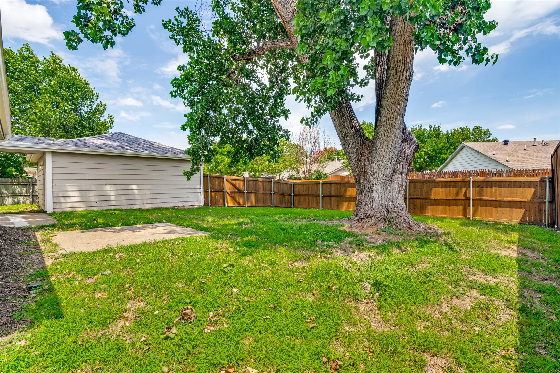 Single Family Residence For Sale in Dallas County , 113 Country View Lane, Garland, Texas 75043, 3 Bedroom, 2 Bathroom, 2 Garage spaces, 1,723 Sqft, built in 1984, mls#21315012, Real Estate Agent in Garland, Homes For Sale in Dallas county, Homes For Sale in Garland, Realtor in Garland Texas, Real Estate Brokerage Independent Realty Texas, Luminita Cordes Realtor