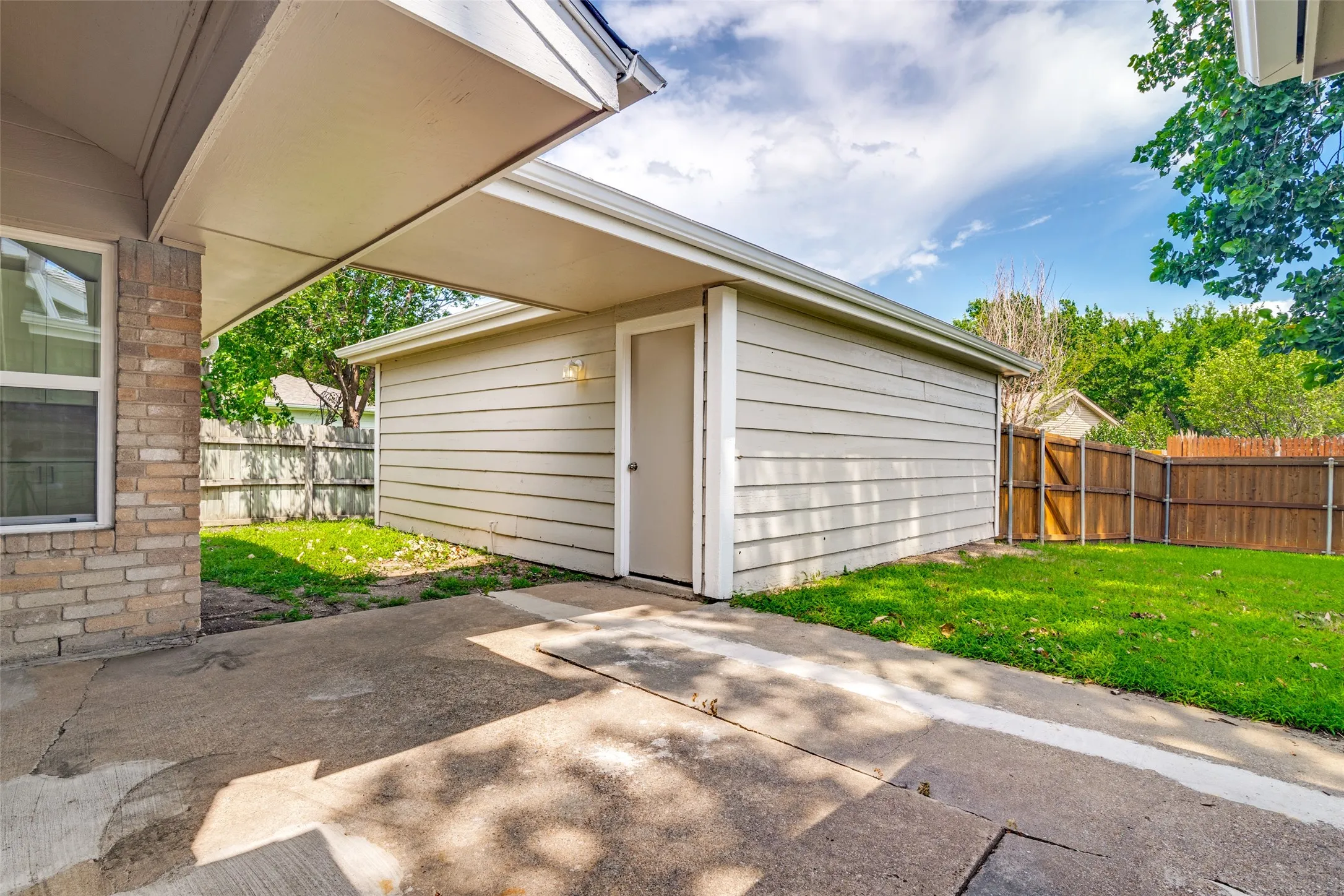 Single Family Residence For Sale in Dallas County , 113 Country View Lane, Garland, Texas 75043, 3 Bedroom, 2 Bathroom, 2 Garage spaces, 1,723 Sqft, built in 1984, mls#21315012, Real Estate Agent in Garland, Homes For Sale in Dallas county, Homes For Sale in Garland, Realtor in Garland Texas, Real Estate Brokerage Independent Realty Texas, Luminita Cordes Realtor