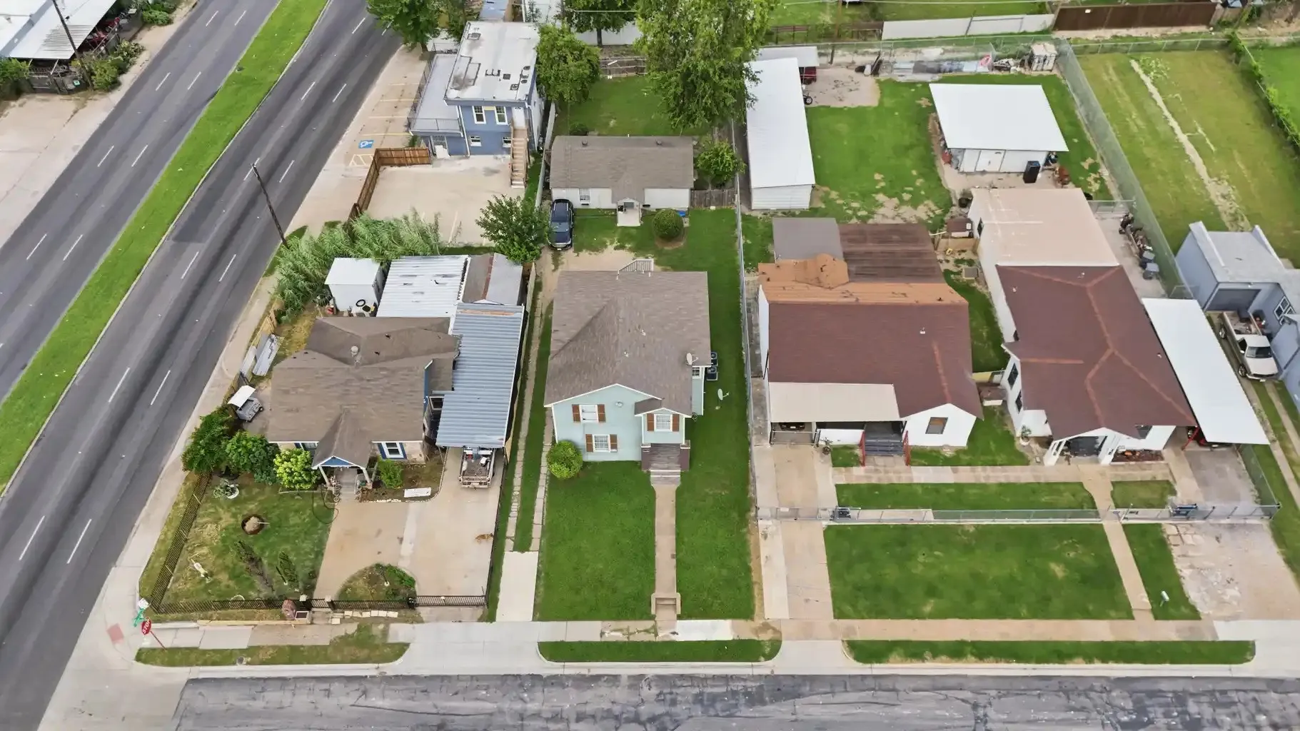 Apartment For Sale in Dallas County , 2308 Britton Drive, Dallas, Texas 75216, 6 Bedrooms, 5 Bathrooms, Garage spaces, 2,617 Sqft, built in 1925, Price $499,000, mls#21313341, Real Estate Agent in Dallas, Homes For Sale in Dallas county, Homes For Sale in Dallas, Realtor in Dallas Texas, Real Estate Brokerage Independent Realty Texas, Luminita Cordes Realtor