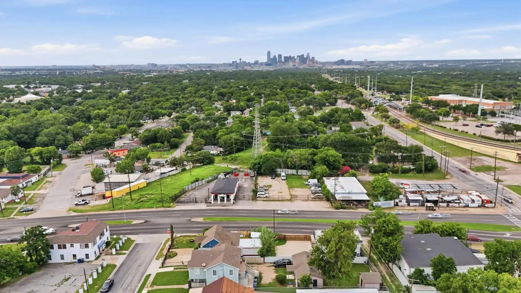 Apartment For Sale in Dallas County , 2308 Britton Drive, Dallas, Texas 75216, 6 Bedrooms, 5 Bathrooms, Garage spaces, 2,617 Sqft, built in 1925, Price $499,000, mls#21313341, Real Estate Agent in Dallas, Homes For Sale in Dallas county, Homes For Sale in Dallas, Realtor in Dallas Texas, Real Estate Brokerage Independent Realty Texas, Luminita Cordes Realtor