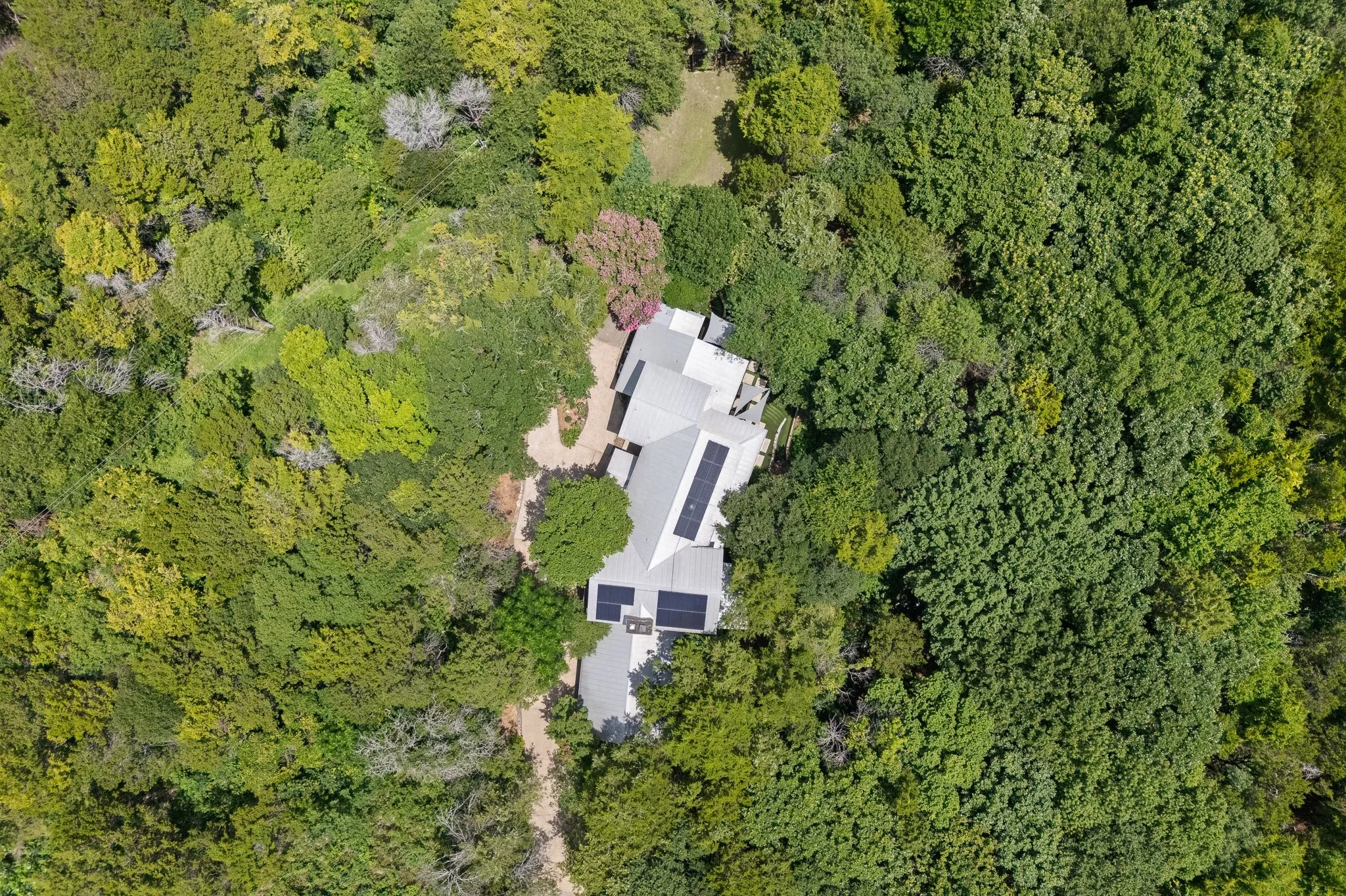 Experience the ultimate private retreat just a half hour from downtown Dallas. Tucked away on a quiet cul-de-sac in Cedar Hill, this one-of-a kind home delivers a chic "treehouse" vibe with total seclusion. Surrounded on three sides by lush greenery.