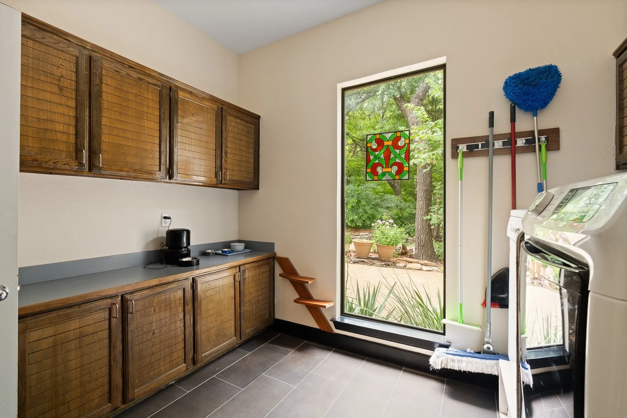 Another view of the laundry room