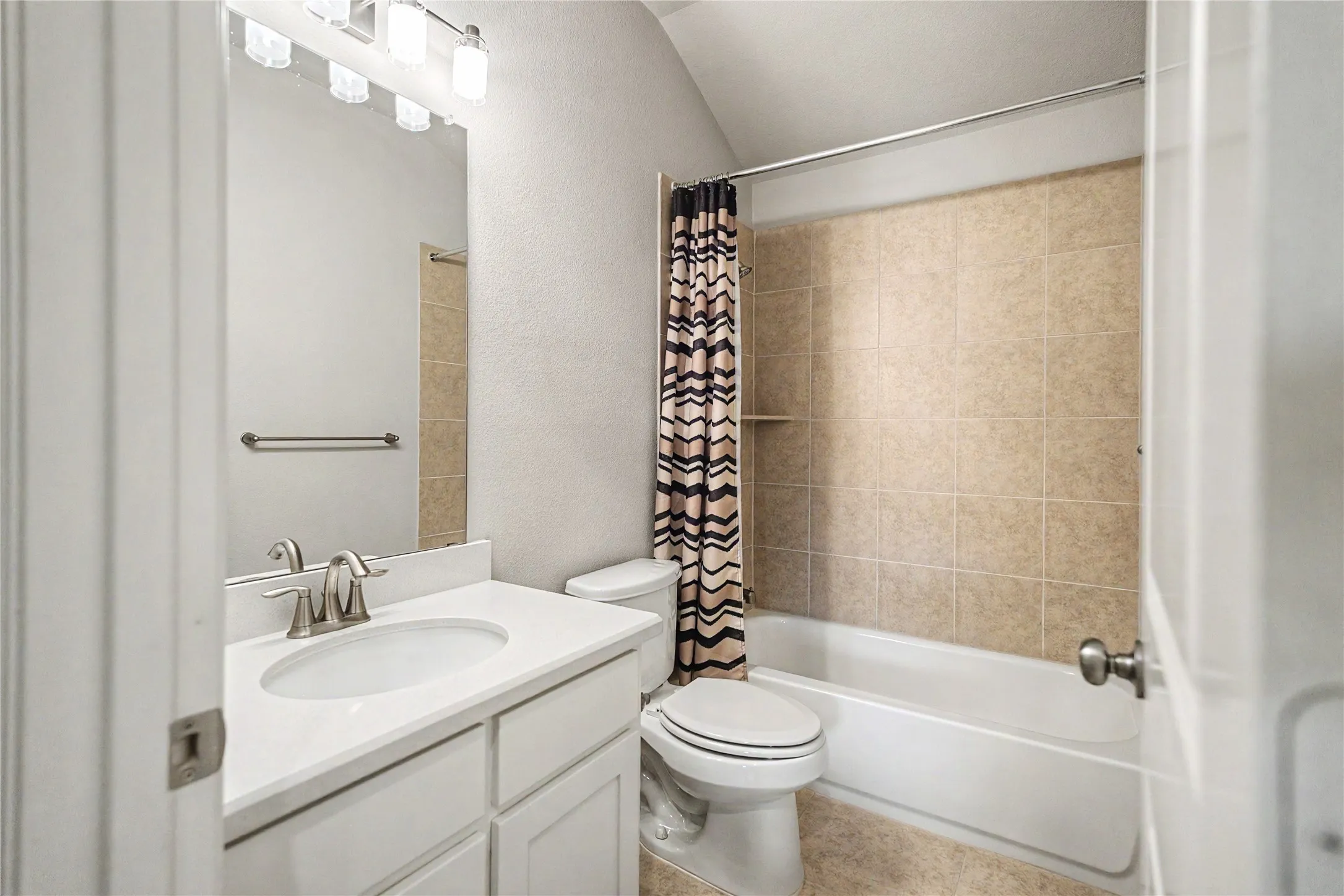 Single Family Residence For Sale in Tarrant County , 3801 Plum Vista Place, Arlington, Texas 76005, 4 Bedroom, 4 Bathroom, 2 Garage spaces, 3,850 Sqft, built in 2013, mls#21310870, Real Estate Agent in Arlington, Homes For Sale in Tarrant county, Homes For Sale in Arlington, Realtor in Arlington Texas, Real Estate Brokerage Independent Realty Texas, Luminita Cordes Realtor