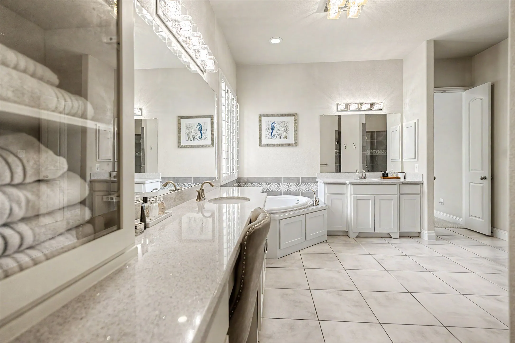 Single Family Residence For Sale in Tarrant County , 3801 Plum Vista Place, Arlington, Texas 76005, 4 Bedroom, 4 Bathroom, 2 Garage spaces, 3,850 Sqft, built in 2013, mls#21310870, Real Estate Agent in Arlington, Homes For Sale in Tarrant county, Homes For Sale in Arlington, Realtor in Arlington Texas, Real Estate Brokerage Independent Realty Texas, Luminita Cordes Realtor