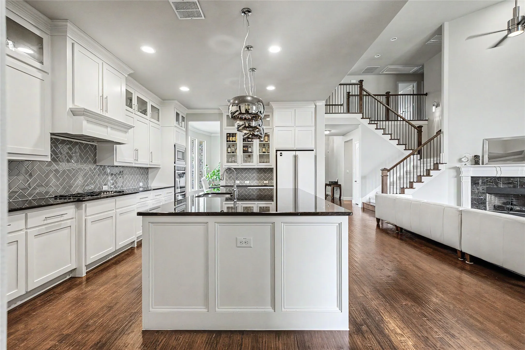 Single Family Residence For Sale in Tarrant County , 3801 Plum Vista Place, Arlington, Texas 76005, 4 Bedroom, 4 Bathroom, 2 Garage spaces, 3,850 Sqft, built in 2013, mls#21310870, Real Estate Agent in Arlington, Homes For Sale in Tarrant county, Homes For Sale in Arlington, Realtor in Arlington Texas, Real Estate Brokerage Independent Realty Texas, Luminita Cordes Realtor