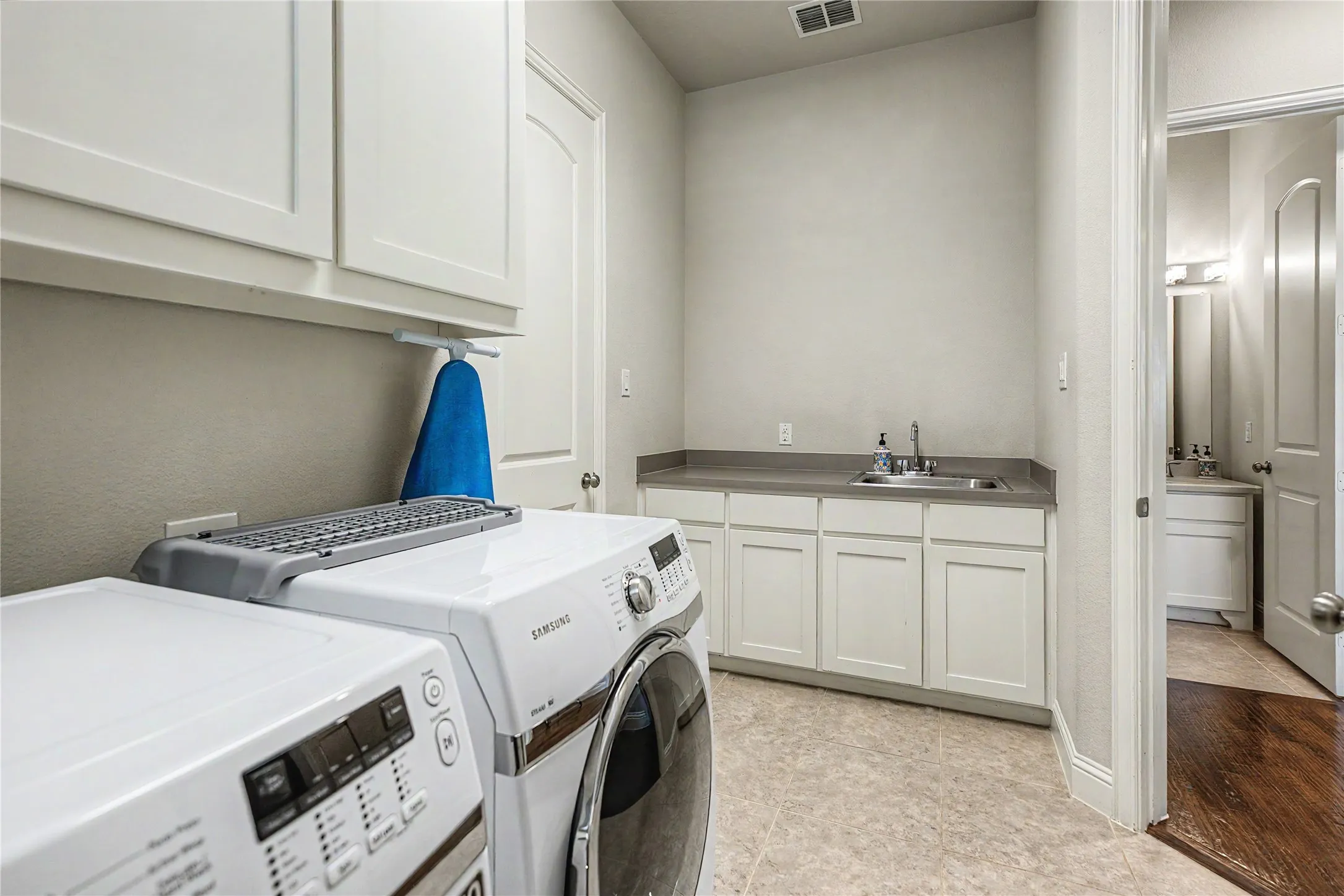 Single Family Residence For Sale in Tarrant County , 3801 Plum Vista Place, Arlington, Texas 76005, 4 Bedroom, 4 Bathroom, 2 Garage spaces, 3,850 Sqft, built in 2013, mls#21310870, Real Estate Agent in Arlington, Homes For Sale in Tarrant county, Homes For Sale in Arlington, Realtor in Arlington Texas, Real Estate Brokerage Independent Realty Texas, Luminita Cordes Realtor