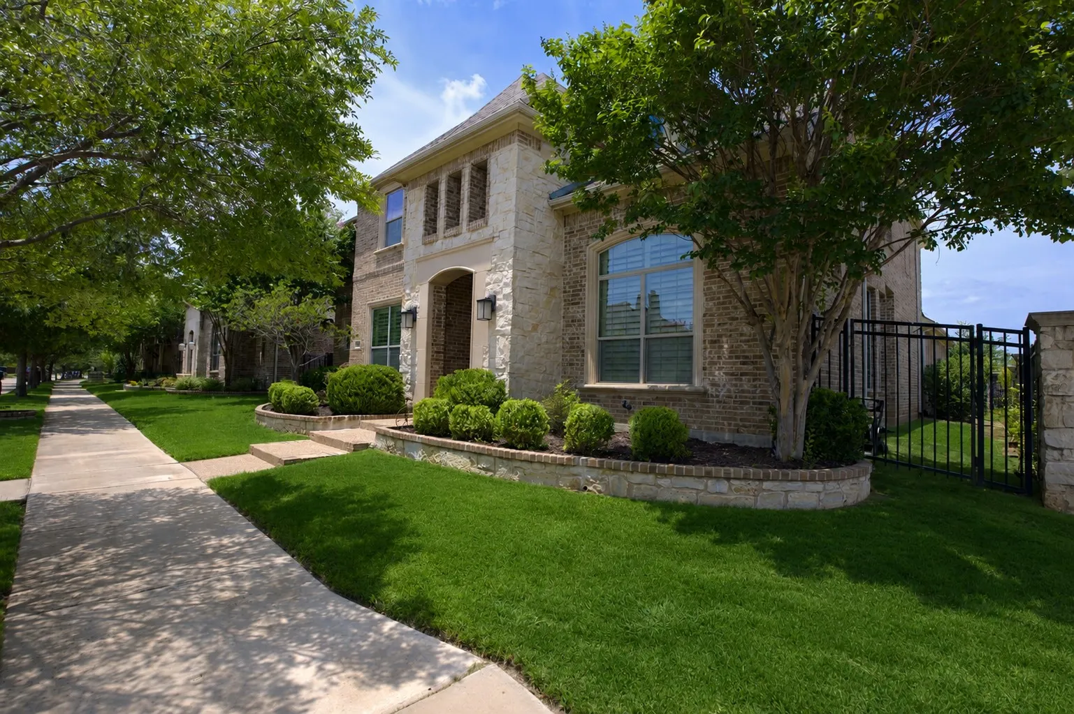 Single Family Residence For Sale in Tarrant County , 3801 Plum Vista Place, Arlington, Texas 76005, 4 Bedroom, 4 Bathroom, 2 Garage spaces, 3,850 Sqft, built in 2013, mls#21310870, Real Estate Agent in Arlington, Homes For Sale in Tarrant county, Homes For Sale in Arlington, Realtor in Arlington Texas, Real Estate Brokerage Independent Realty Texas, Luminita Cordes Realtor