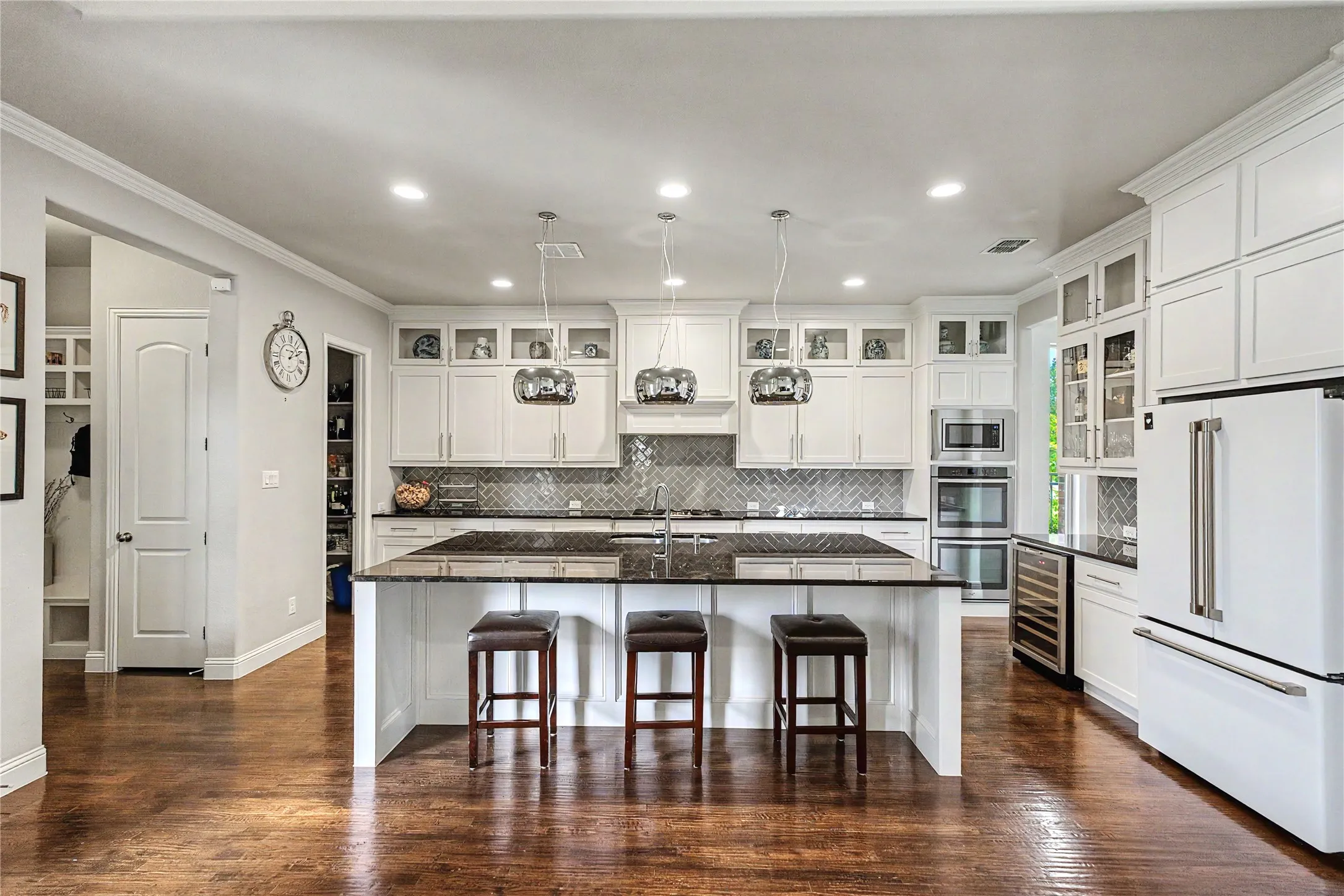 Single Family Residence For Sale in Tarrant County , 3801 Plum Vista Place, Arlington, Texas 76005, 4 Bedroom, 4 Bathroom, 2 Garage spaces, 3,850 Sqft, built in 2013, mls#21310870, Real Estate Agent in Arlington, Homes For Sale in Tarrant county, Homes For Sale in Arlington, Realtor in Arlington Texas, Real Estate Brokerage Independent Realty Texas, Luminita Cordes Realtor