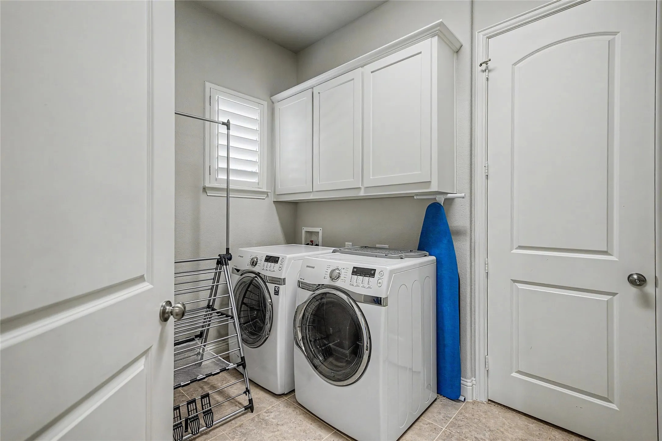 Single Family Residence For Sale in Tarrant County , 3801 Plum Vista Place, Arlington, Texas 76005, 4 Bedroom, 4 Bathroom, 2 Garage spaces, 3,850 Sqft, built in 2013, mls#21310870, Real Estate Agent in Arlington, Homes For Sale in Tarrant county, Homes For Sale in Arlington, Realtor in Arlington Texas, Real Estate Brokerage Independent Realty Texas, Luminita Cordes Realtor