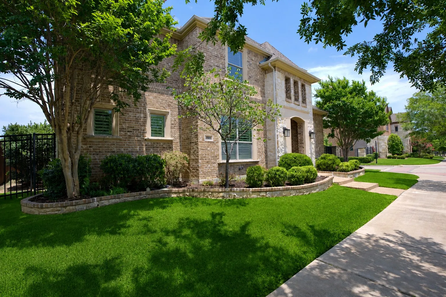 Single Family Residence For Sale in Tarrant County , 3801 Plum Vista Place, Arlington, Texas 76005, 4 Bedroom, 4 Bathroom, 2 Garage spaces, 3,850 Sqft, built in 2013, mls#21310870, Real Estate Agent in Arlington, Homes For Sale in Tarrant county, Homes For Sale in Arlington, Realtor in Arlington Texas, Real Estate Brokerage Independent Realty Texas, Luminita Cordes Realtor