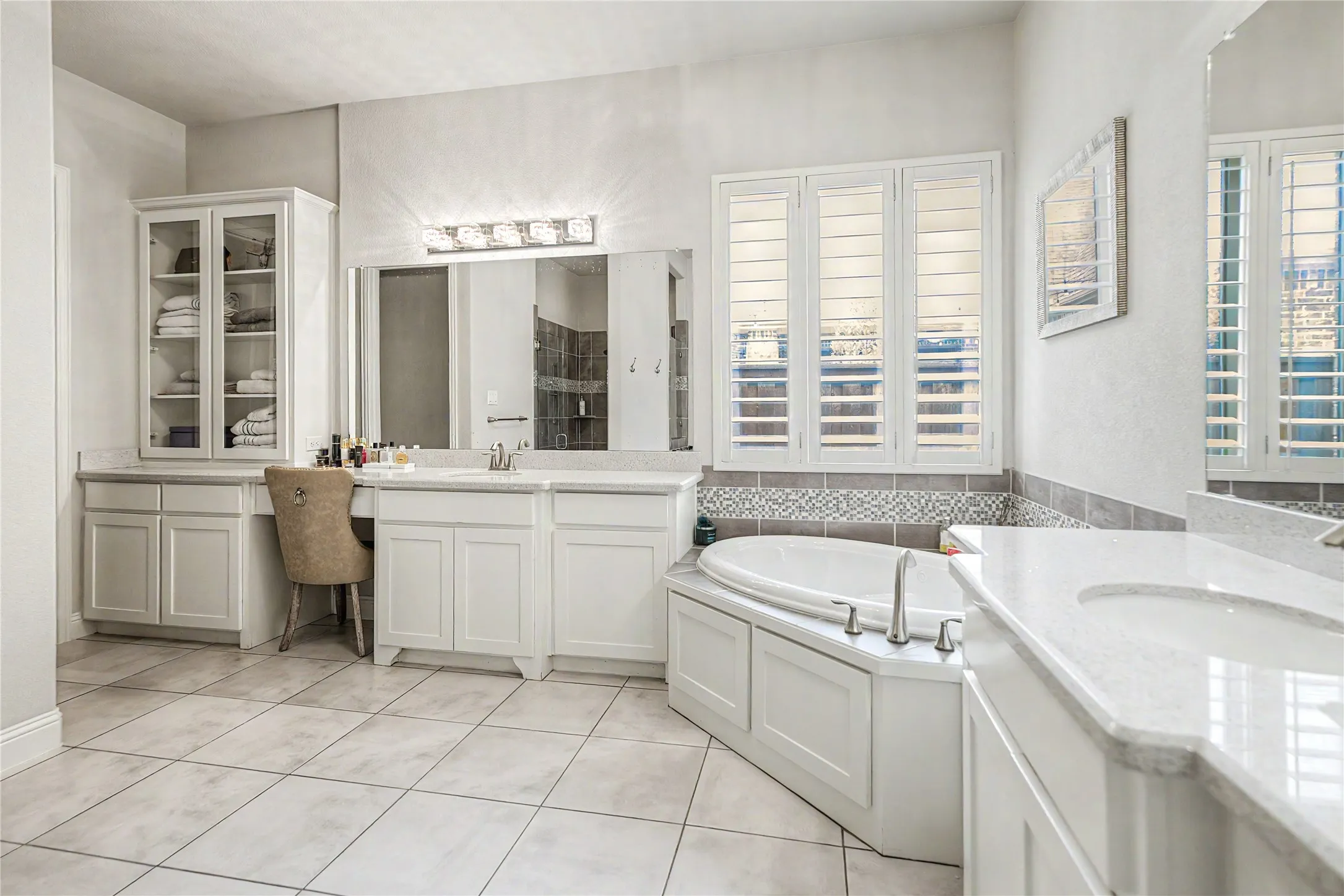 Single Family Residence For Sale in Tarrant County , 3801 Plum Vista Place, Arlington, Texas 76005, 4 Bedroom, 4 Bathroom, 2 Garage spaces, 3,850 Sqft, built in 2013, mls#21310870, Real Estate Agent in Arlington, Homes For Sale in Tarrant county, Homes For Sale in Arlington, Realtor in Arlington Texas, Real Estate Brokerage Independent Realty Texas, Luminita Cordes Realtor