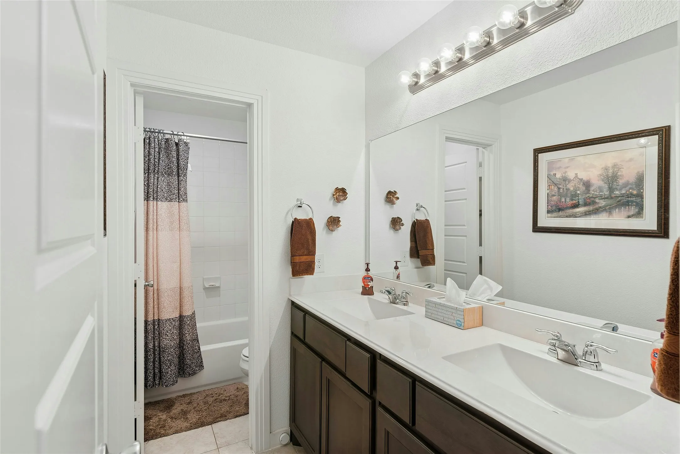 Secondary Hollywood Bath.
