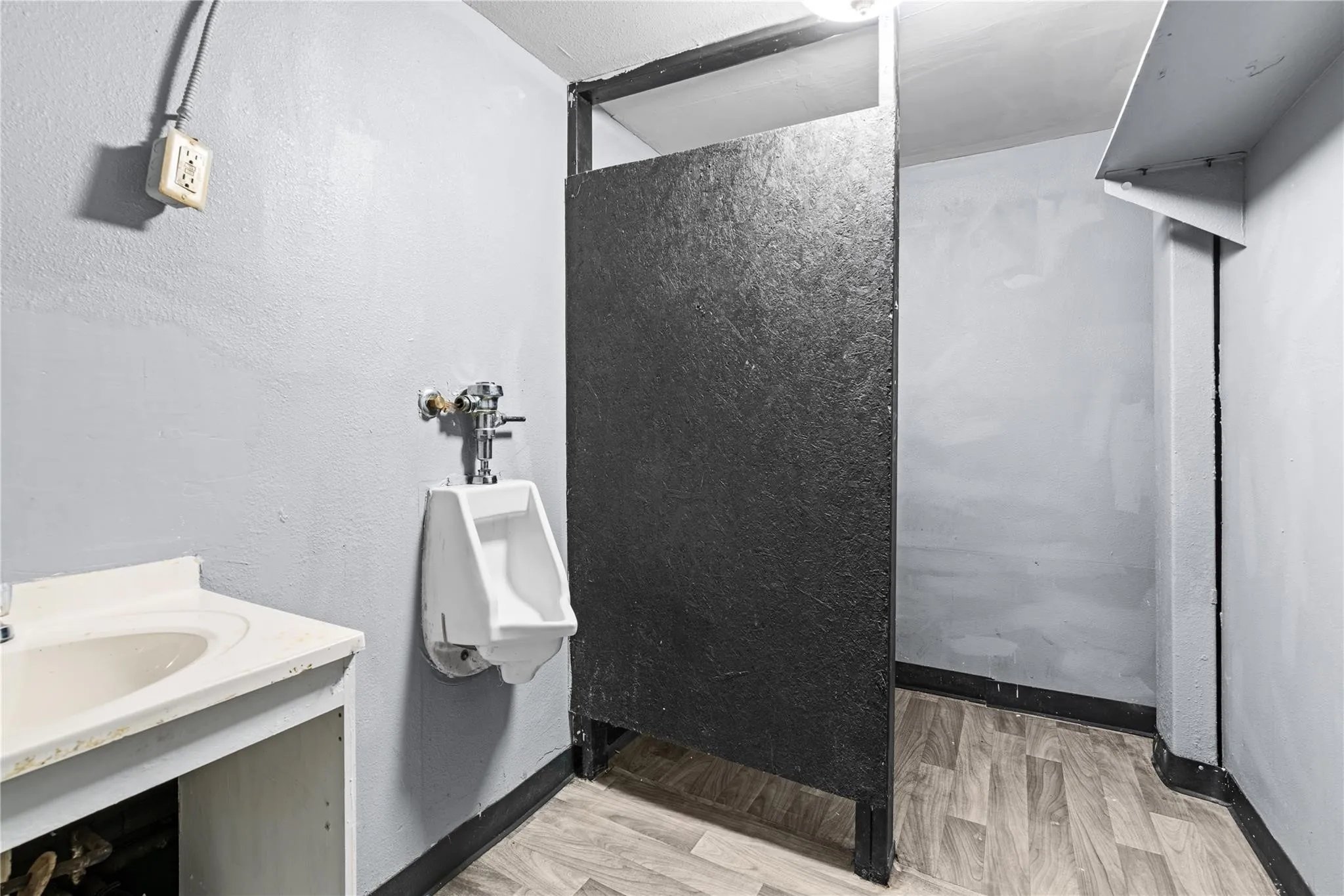 Industrial For Rent in Dallas County , 125 Burrell Drive B, Dallas, Texas 75232, 0, 0, Garage spaces, 4,560 Sqft, built in 1964, mls#21315033, Real Estate Agent in Dallas, Homes For Rent in Dallas county, Homes For Rent in Dallas, Realtor in Dallas Texas, Real Estate Brokerage Independent Realty Texas, Luminita Cordes Realtor