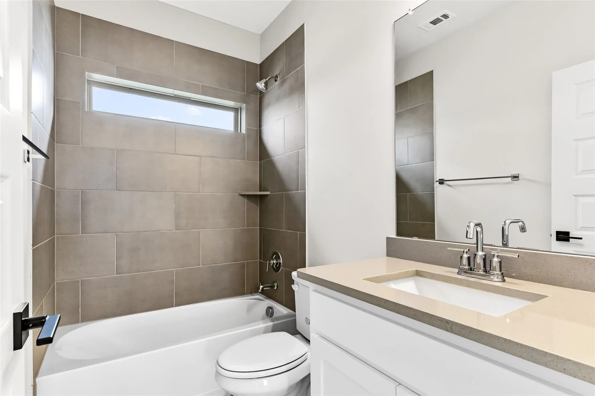 Hall bath between secondary bedrooms