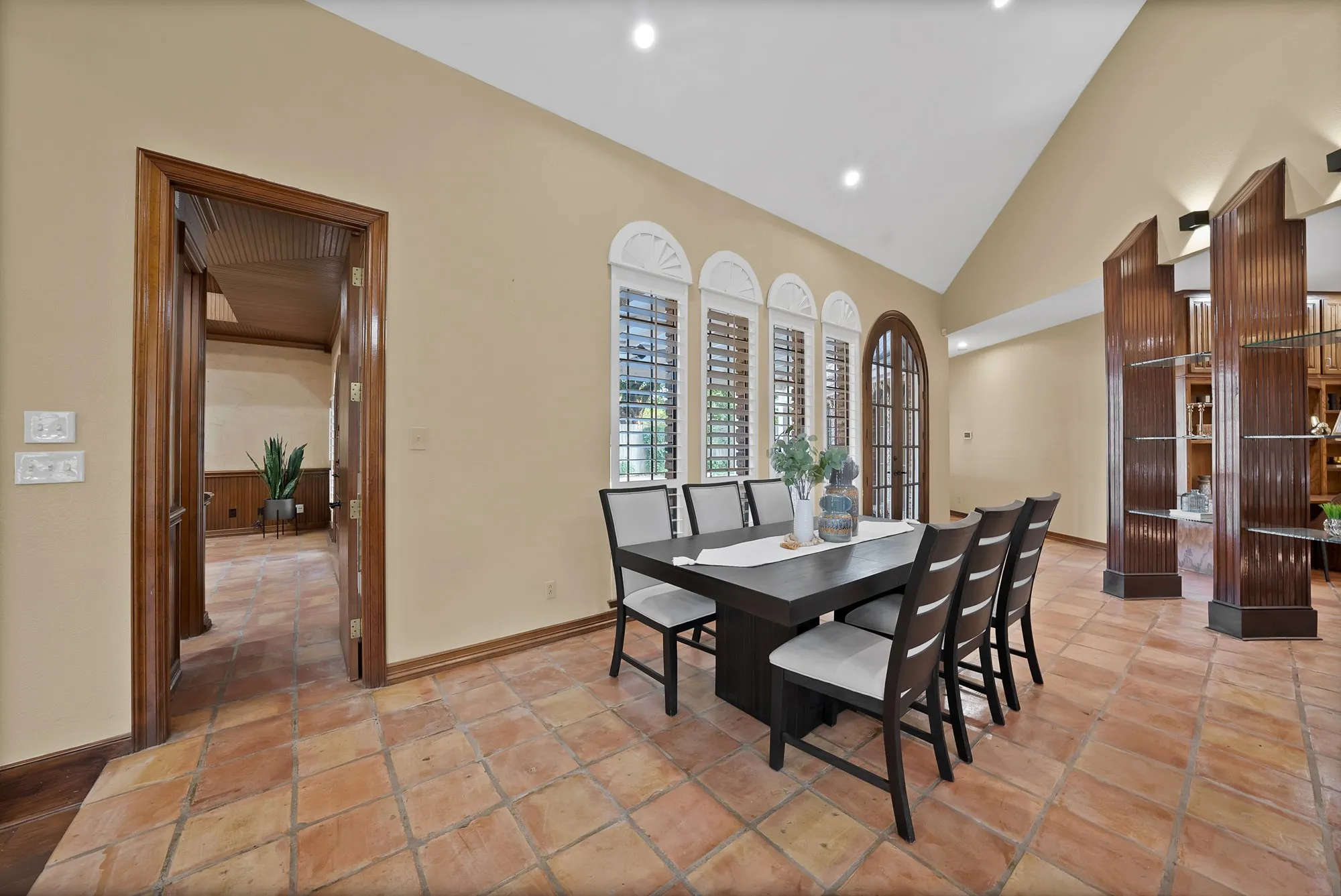 Single Family Residence For Sale in Tarrant County , 2714 Ridge Top Lane, Arlington, Texas 76006, 4 Bedroom, 4 Bathroom, 2 Garage spaces, 3,812 Sqft, built in 1980, mls#21315007, Real Estate Agent in Arlington, Homes For Sale in Tarrant county, Homes For Sale in Arlington, Realtor in Arlington Texas, Real Estate Brokerage Independent Realty Texas, Luminita Cordes Realtor