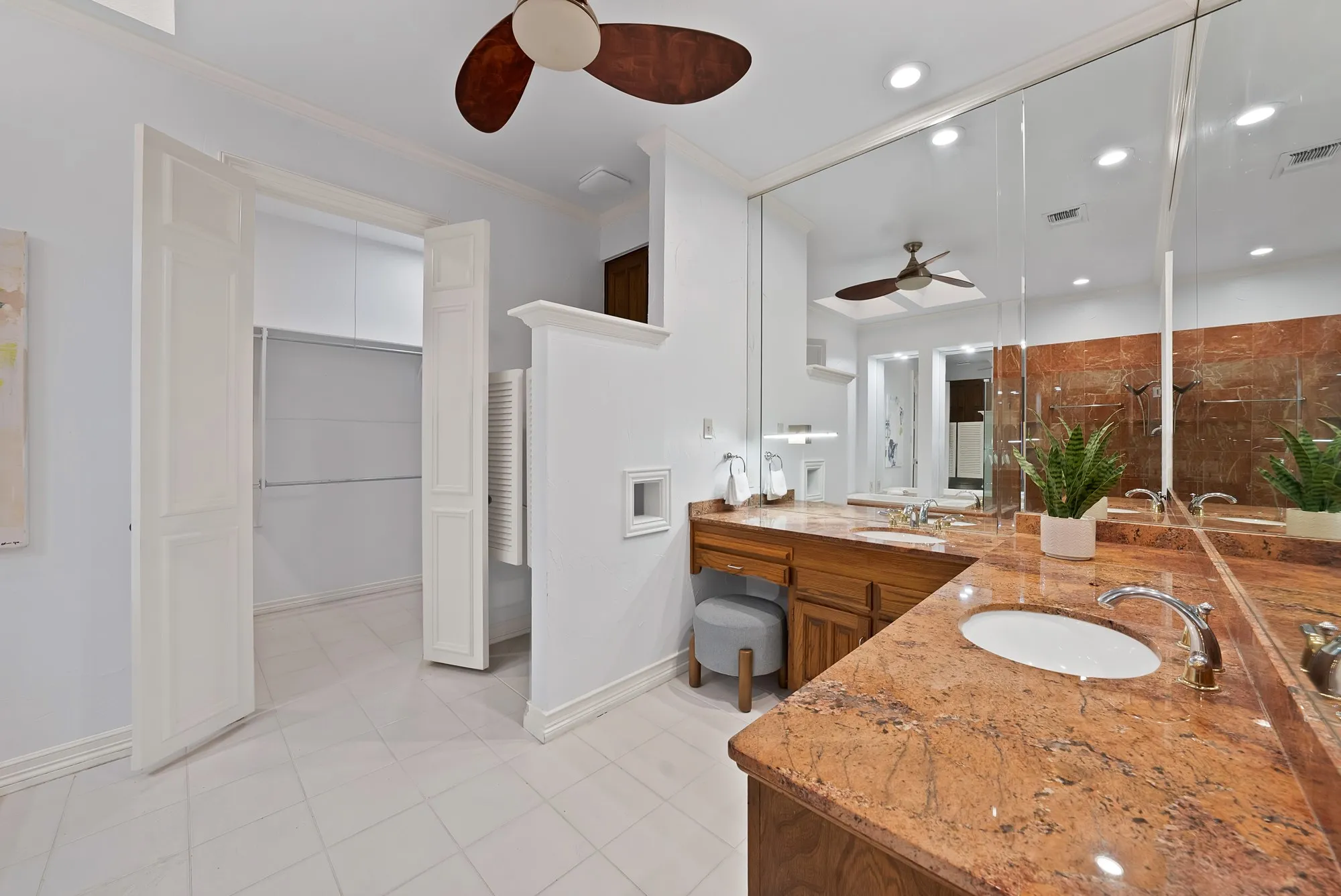 Single Family Residence For Sale in Tarrant County , 2714 Ridge Top Lane, Arlington, Texas 76006, 4 Bedroom, 4 Bathroom, 2 Garage spaces, 3,812 Sqft, built in 1980, mls#21315007, Real Estate Agent in Arlington, Homes For Sale in Tarrant county, Homes For Sale in Arlington, Realtor in Arlington Texas, Real Estate Brokerage Independent Realty Texas, Luminita Cordes Realtor