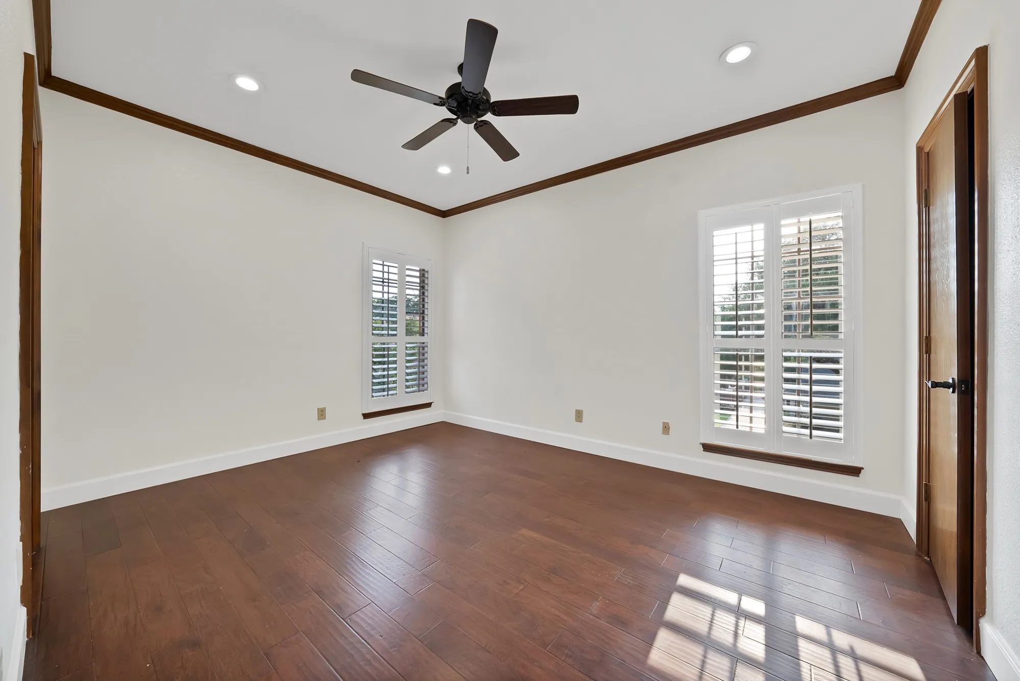 Single Family Residence For Sale in Tarrant County , 2714 Ridge Top Lane, Arlington, Texas 76006, 4 Bedroom, 4 Bathroom, 2 Garage spaces, 3,812 Sqft, built in 1980, mls#21315007, Real Estate Agent in Arlington, Homes For Sale in Tarrant county, Homes For Sale in Arlington, Realtor in Arlington Texas, Real Estate Brokerage Independent Realty Texas, Luminita Cordes Realtor