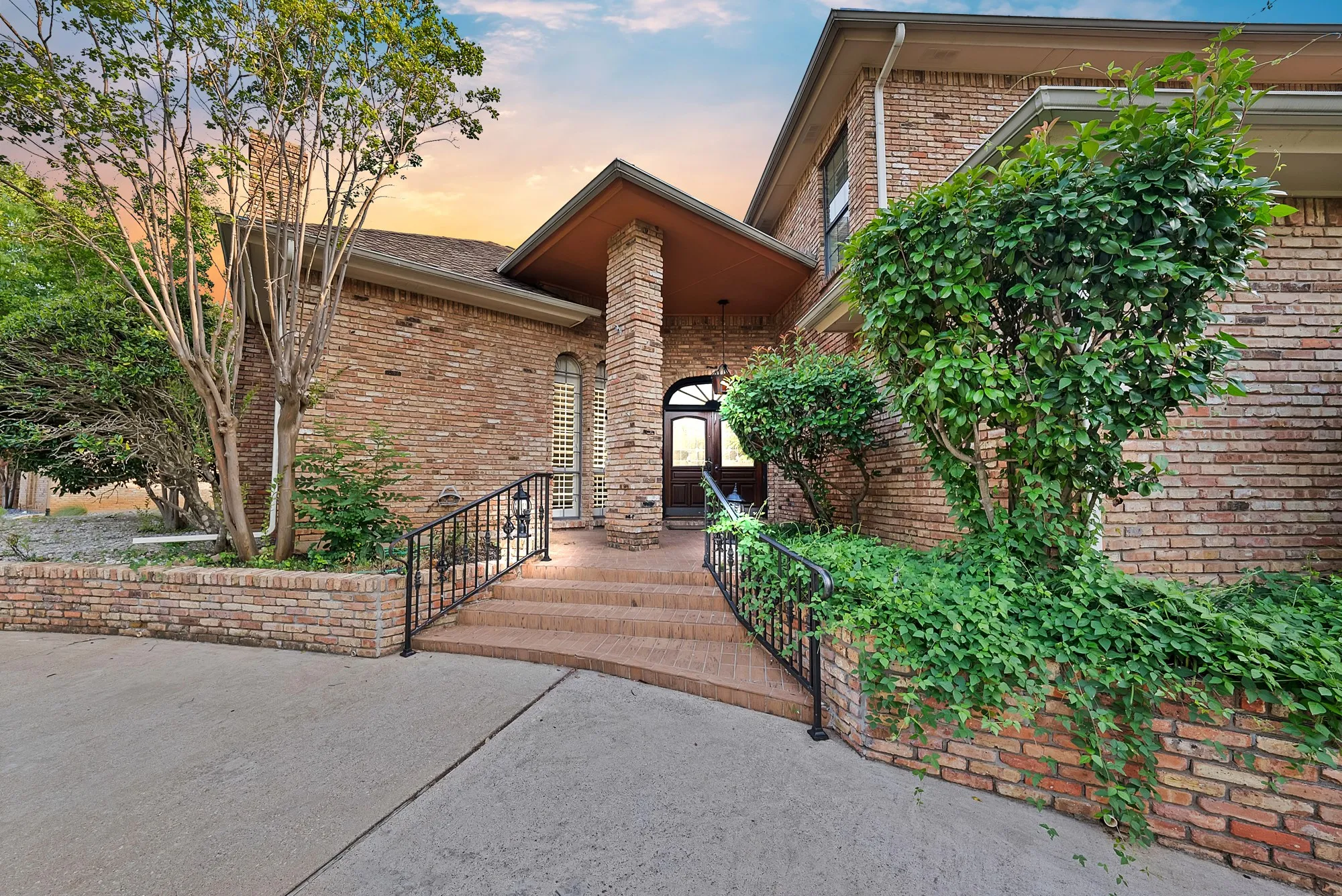 Single Family Residence For Sale in Tarrant County , 2714 Ridge Top Lane, Arlington, Texas 76006, 4 Bedroom, 4 Bathroom, 2 Garage spaces, 3,812 Sqft, built in 1980, mls#21315007, Real Estate Agent in Arlington, Homes For Sale in Tarrant county, Homes For Sale in Arlington, Realtor in Arlington Texas, Real Estate Brokerage Independent Realty Texas, Luminita Cordes Realtor