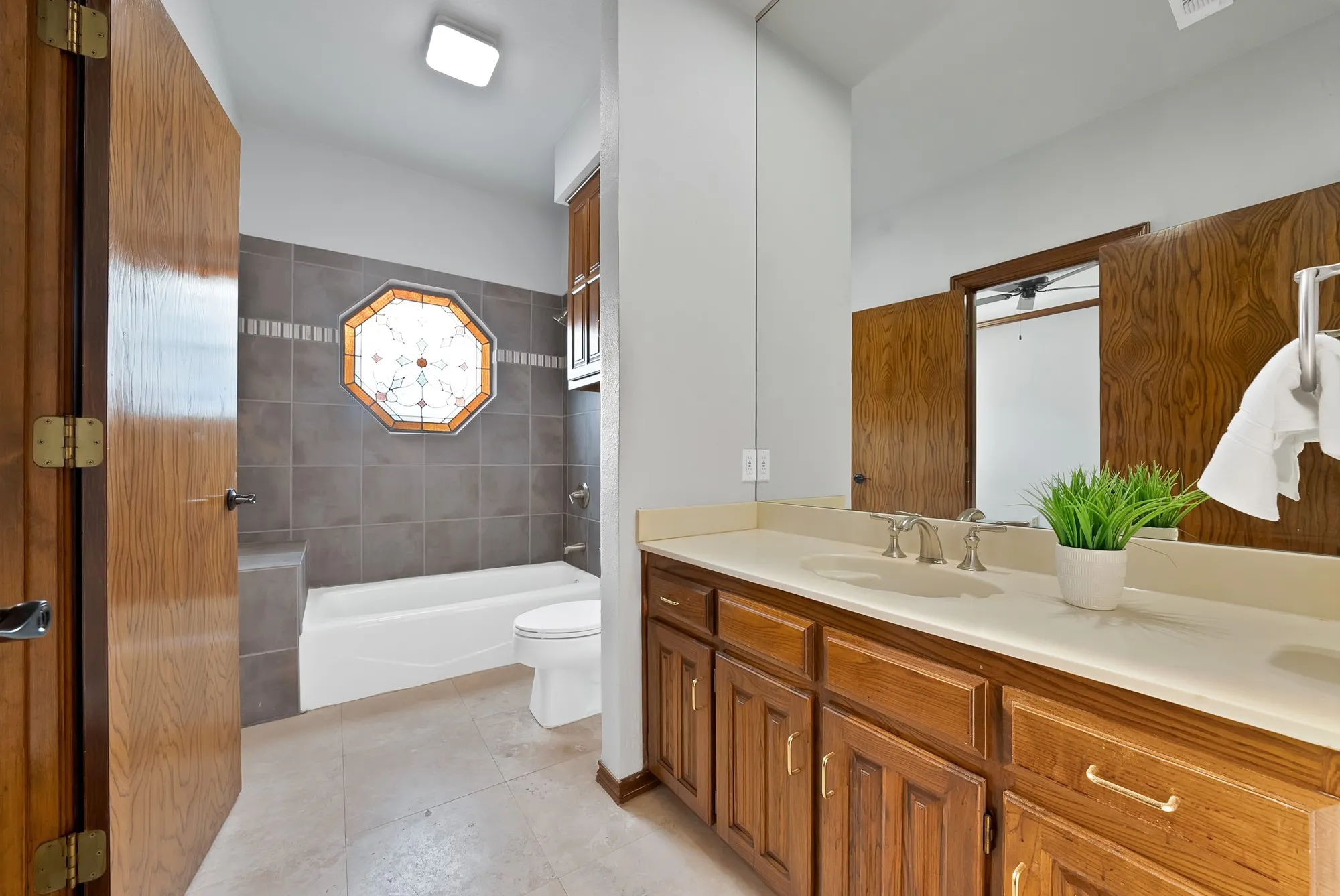 Single Family Residence For Sale in Tarrant County , 2714 Ridge Top Lane, Arlington, Texas 76006, 4 Bedroom, 4 Bathroom, 2 Garage spaces, 3,812 Sqft, built in 1980, mls#21315007, Real Estate Agent in Arlington, Homes For Sale in Tarrant county, Homes For Sale in Arlington, Realtor in Arlington Texas, Real Estate Brokerage Independent Realty Texas, Luminita Cordes Realtor