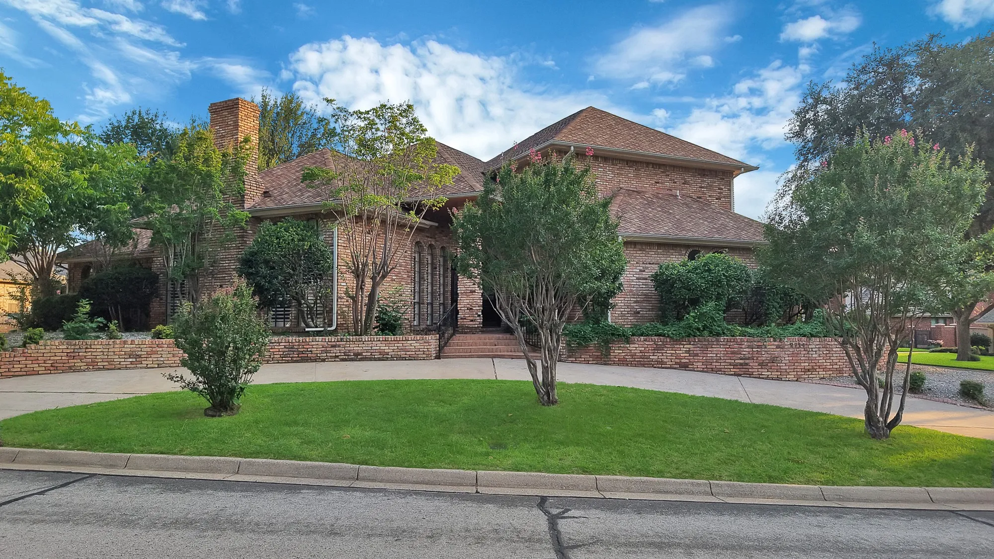 Single Family Residence For Sale in Tarrant County , 2714 Ridge Top Lane, Arlington, Texas 76006, 4 Bedroom, 4 Bathroom, 2 Garage spaces, 3,812 Sqft, built in 1980, mls#21315007, Real Estate Agent in Arlington, Homes For Sale in Tarrant county, Homes For Sale in Arlington, Realtor in Arlington Texas, Real Estate Brokerage Independent Realty Texas, Luminita Cordes Realtor
