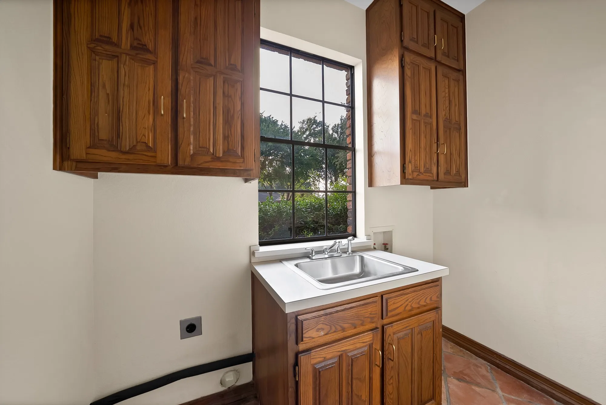 Single Family Residence For Sale in Tarrant County , 2714 Ridge Top Lane, Arlington, Texas 76006, 4 Bedroom, 4 Bathroom, 2 Garage spaces, 3,812 Sqft, built in 1980, mls#21315007, Real Estate Agent in Arlington, Homes For Sale in Tarrant county, Homes For Sale in Arlington, Realtor in Arlington Texas, Real Estate Brokerage Independent Realty Texas, Luminita Cordes Realtor