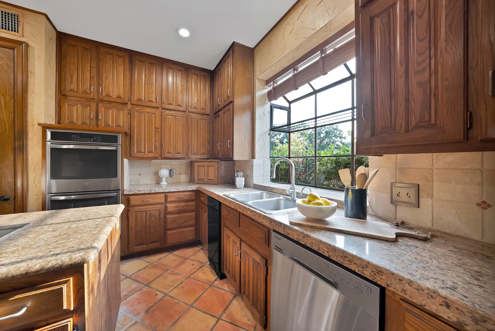 Single Family Residence For Sale in Tarrant County , 2714 Ridge Top Lane, Arlington, Texas 76006, 4 Bedroom, 4 Bathroom, 2 Garage spaces, 3,812 Sqft, built in 1980, mls#21315007, Real Estate Agent in Arlington, Homes For Sale in Tarrant county, Homes For Sale in Arlington, Realtor in Arlington Texas, Real Estate Brokerage Independent Realty Texas, Luminita Cordes Realtor