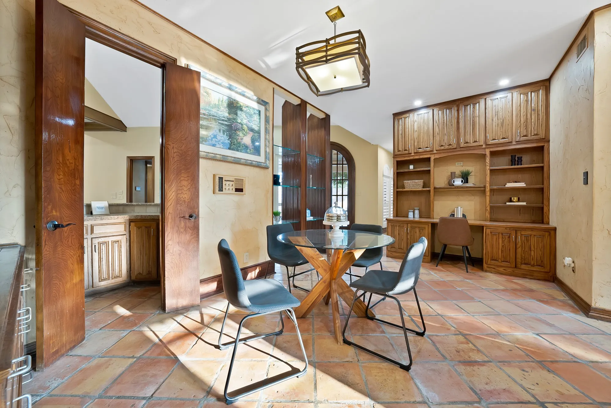 Single Family Residence For Sale in Tarrant County , 2714 Ridge Top Lane, Arlington, Texas 76006, 4 Bedroom, 4 Bathroom, 2 Garage spaces, 3,812 Sqft, built in 1980, mls#21315007, Real Estate Agent in Arlington, Homes For Sale in Tarrant county, Homes For Sale in Arlington, Realtor in Arlington Texas, Real Estate Brokerage Independent Realty Texas, Luminita Cordes Realtor