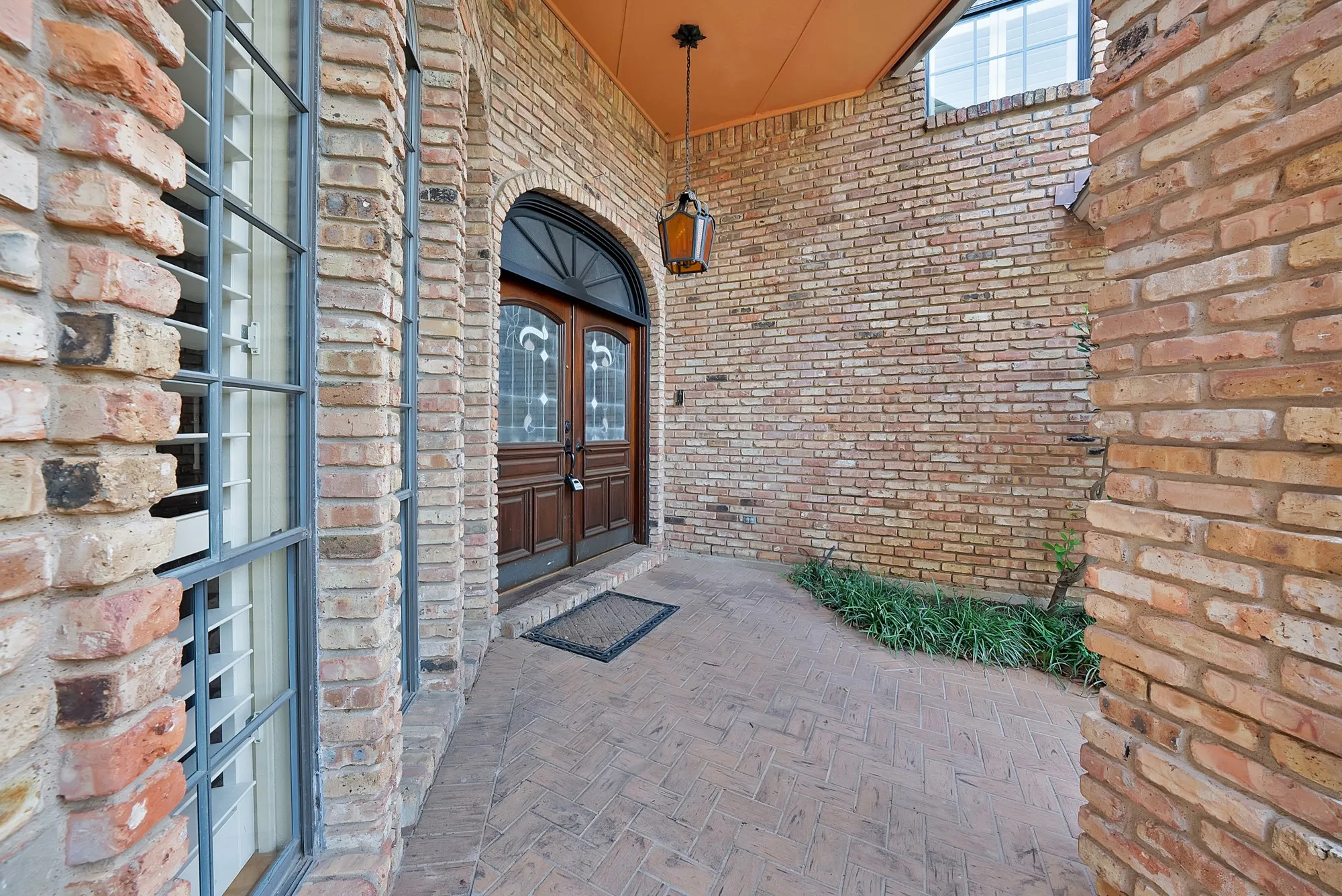 Single Family Residence For Sale in Tarrant County , 2714 Ridge Top Lane, Arlington, Texas 76006, 4 Bedroom, 4 Bathroom, 2 Garage spaces, 3,812 Sqft, built in 1980, mls#21315007, Real Estate Agent in Arlington, Homes For Sale in Tarrant county, Homes For Sale in Arlington, Realtor in Arlington Texas, Real Estate Brokerage Independent Realty Texas, Luminita Cordes Realtor