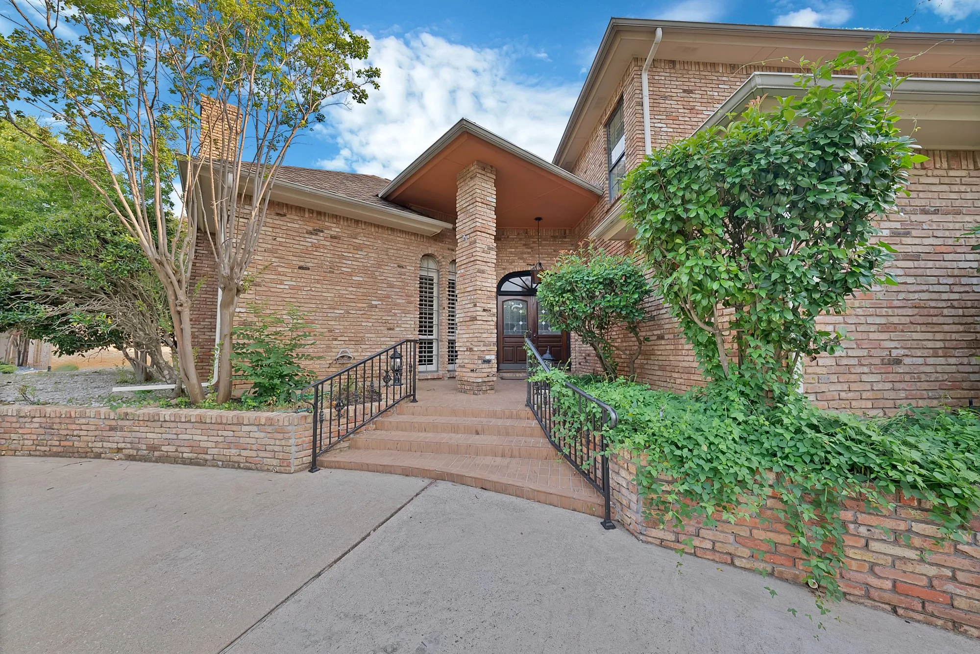 Single Family Residence For Sale in Tarrant County , 2714 Ridge Top Lane, Arlington, Texas 76006, 4 Bedroom, 4 Bathroom, 2 Garage spaces, 3,812 Sqft, built in 1980, mls#21315007, Real Estate Agent in Arlington, Homes For Sale in Tarrant county, Homes For Sale in Arlington, Realtor in Arlington Texas, Real Estate Brokerage Independent Realty Texas, Luminita Cordes Realtor